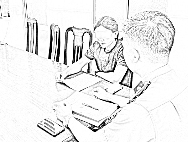 Công an triển khai quyết định xử phạt đối tượng L. Ảnh: Cổng Công an tỉnh Cà Mau