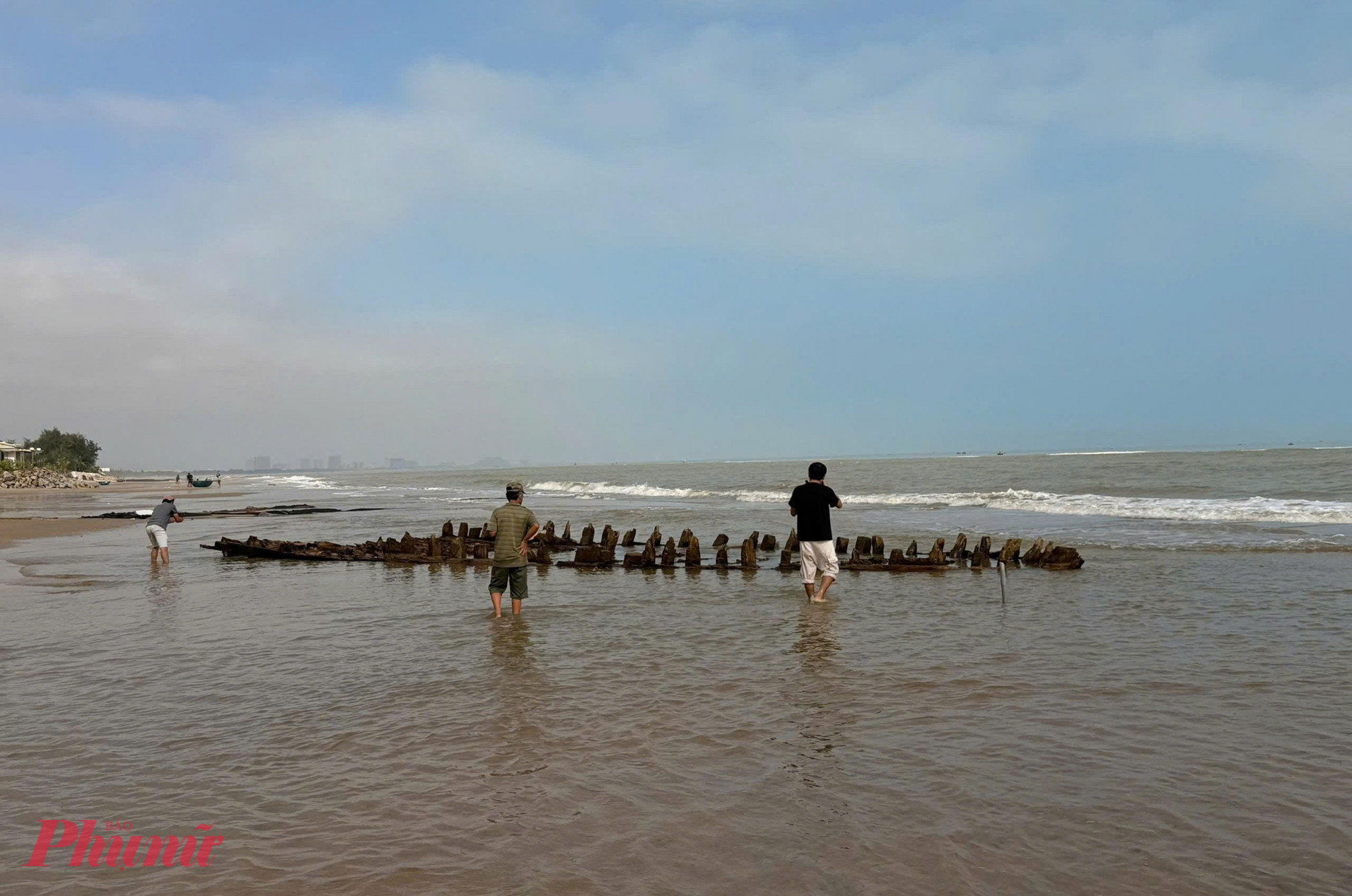 Vị trí xác tàu phát lộ trước đây là đất vườn của người dân.