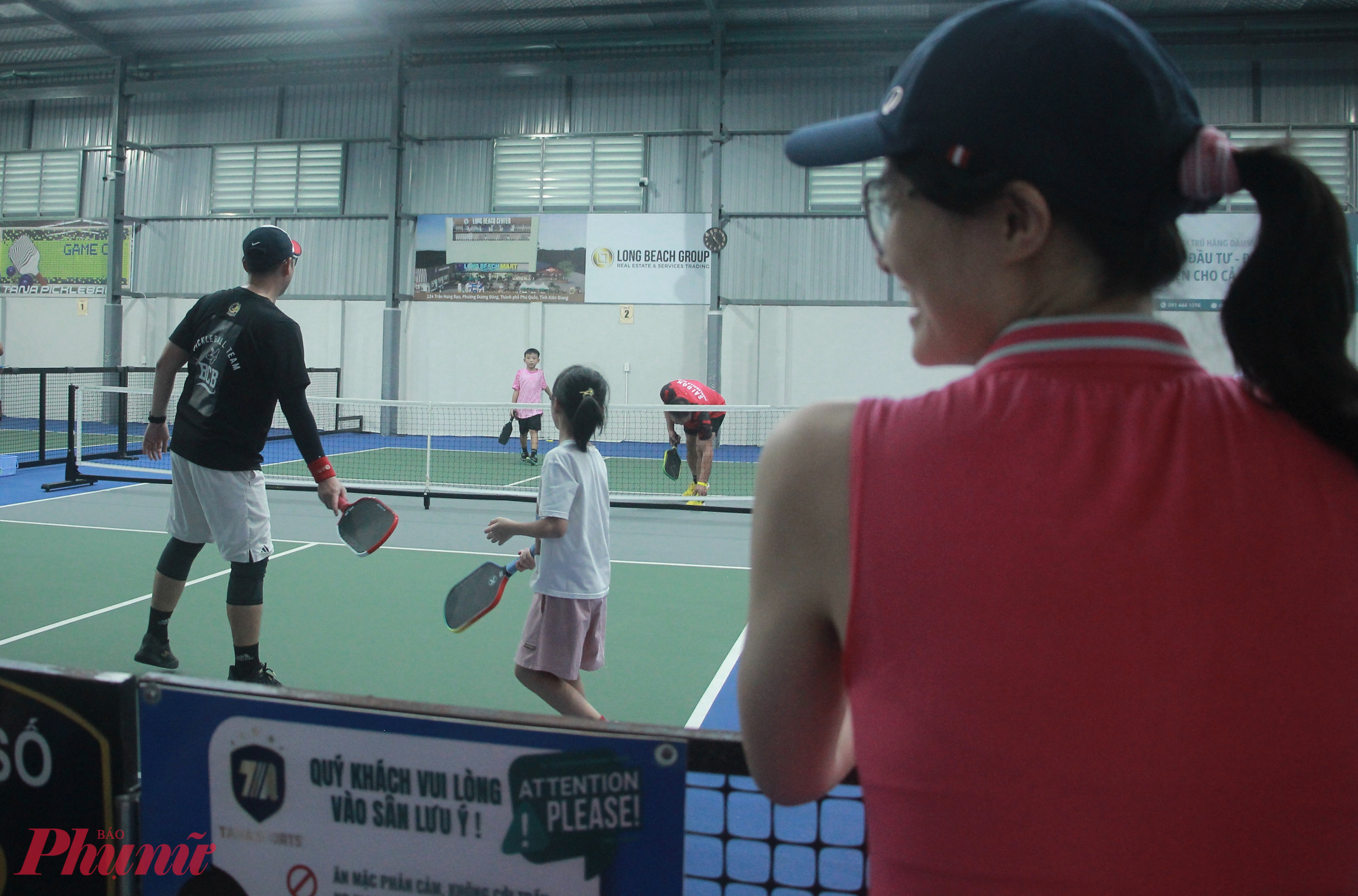 Chồng và con thi đấu, chị Bảo Ngọc ở ngoài liên tục vỗ tay động viên - Ảnh: Nguyễn Loan