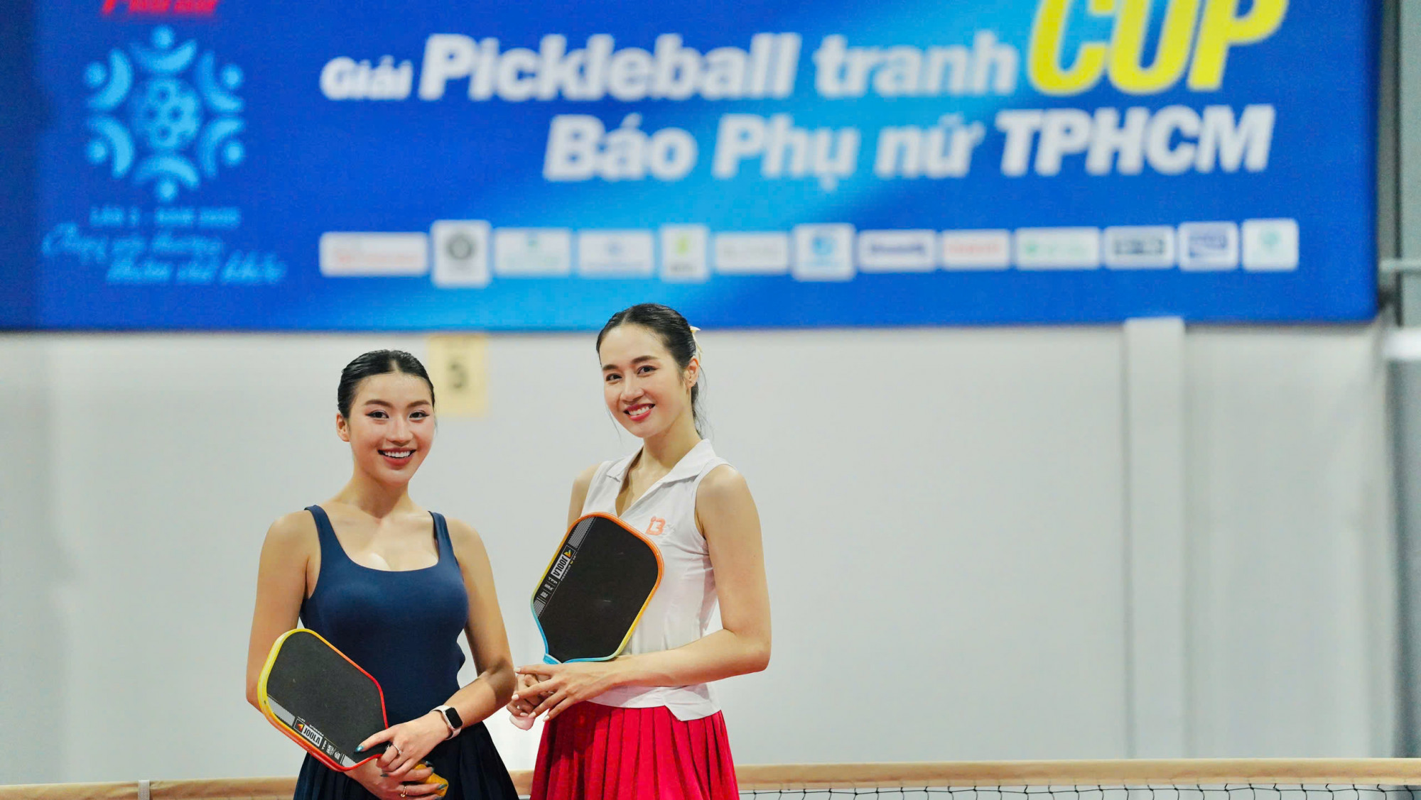 ca sĩ Diệp Anh (bìa trái) và người mẫu Lê Thu An giành chức vô địch nội dung Đôi nữ người nổi tiếng - Ảnh: Thành Lâm