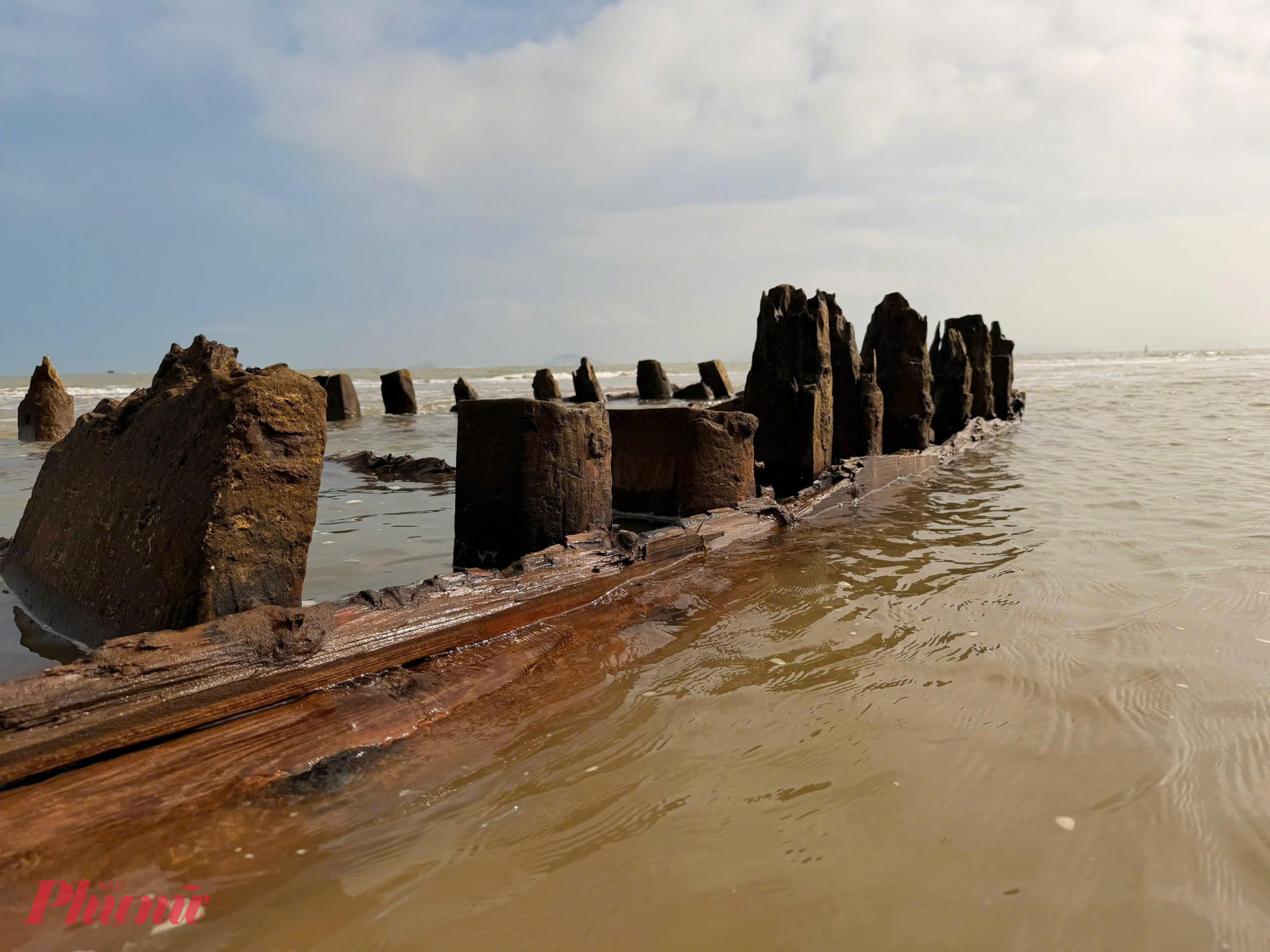 Đây là loại phương tiện di chuyển thuyền buồm được làm từ gỗ mun đen quý hiếm và có sức chịu bền cao.