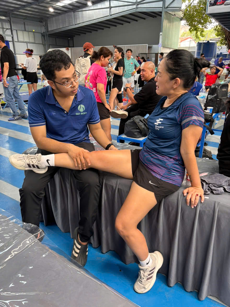 VĐV Kim Hà được chăm sóc trước khi vào trận đấu