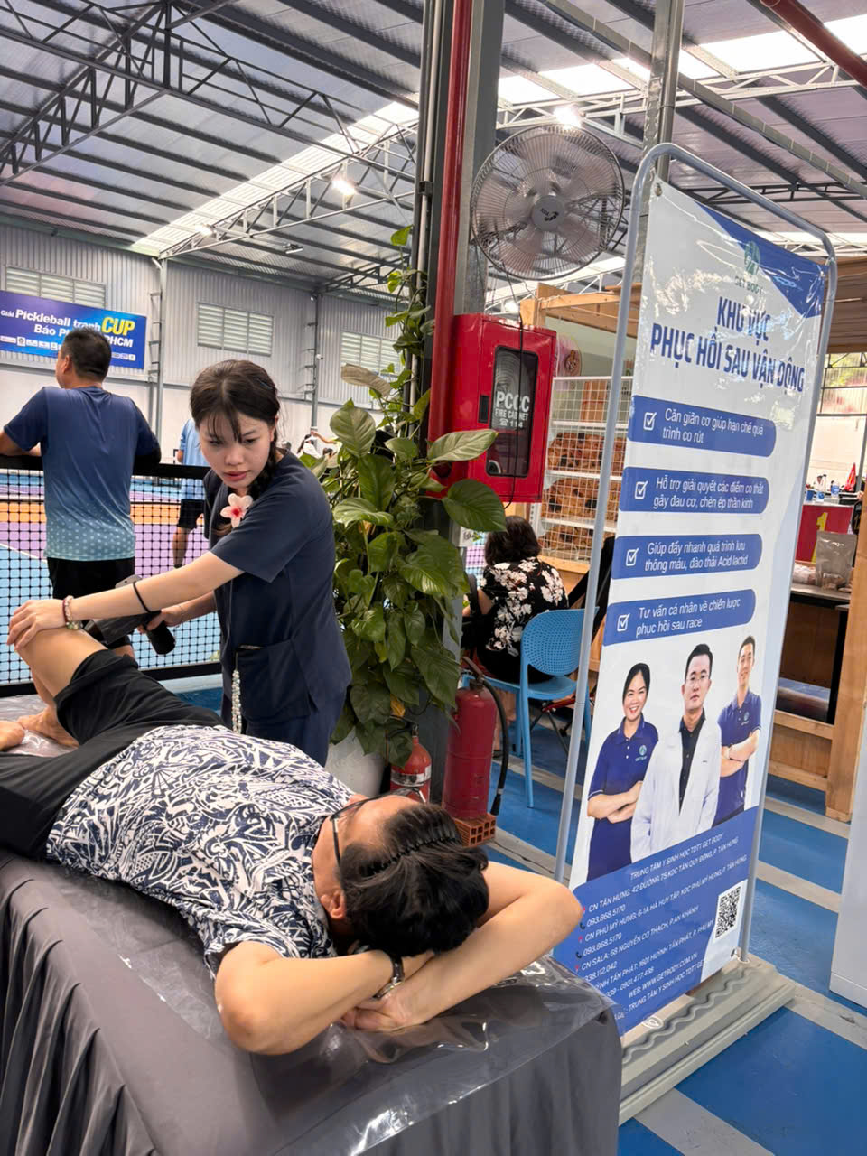 Chị Mỹ Duyên đang giúp VĐV phục hồi sau trận đầu