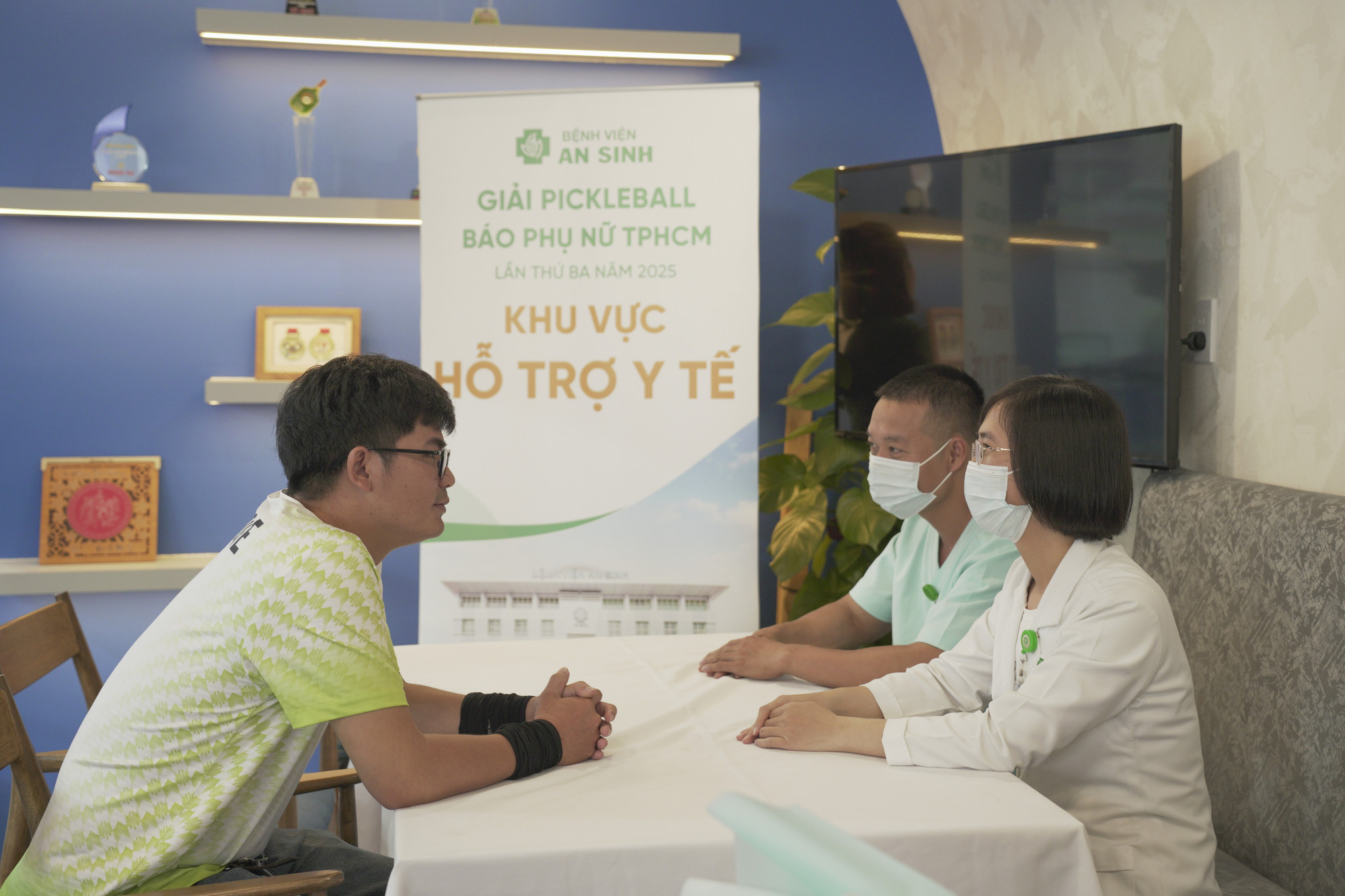 Đội ngũ y tế của BV An Sinh luôn túc trực tại sân