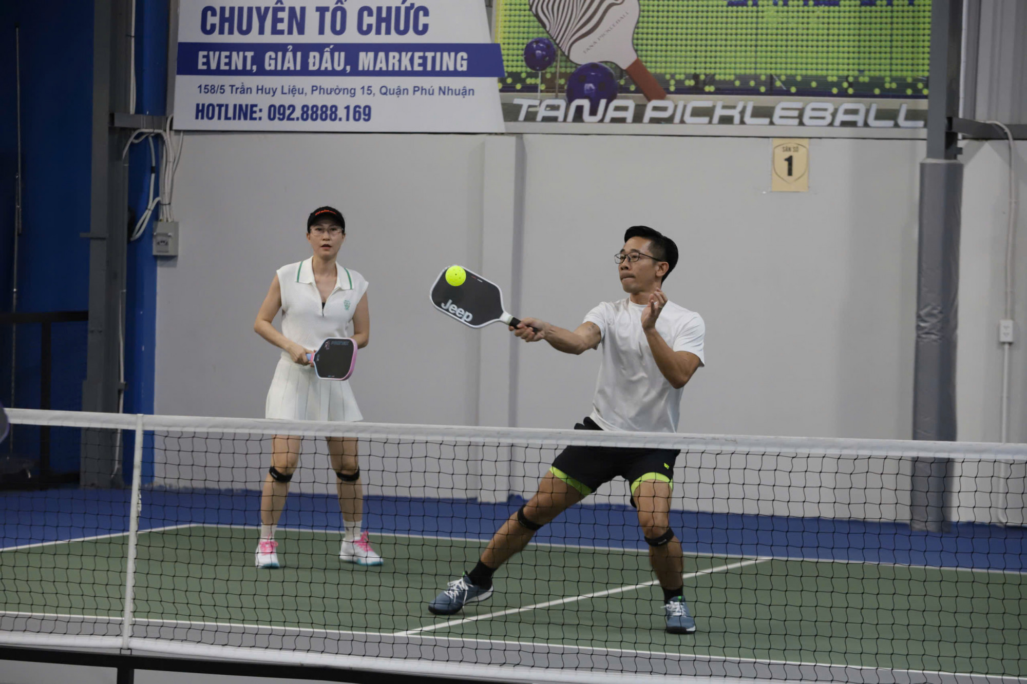 Mỗi khi vợ đánh bóng hỏng, anh Nghĩa luôn động viên vợ từ từ thôi em, kho6ngsao đâu