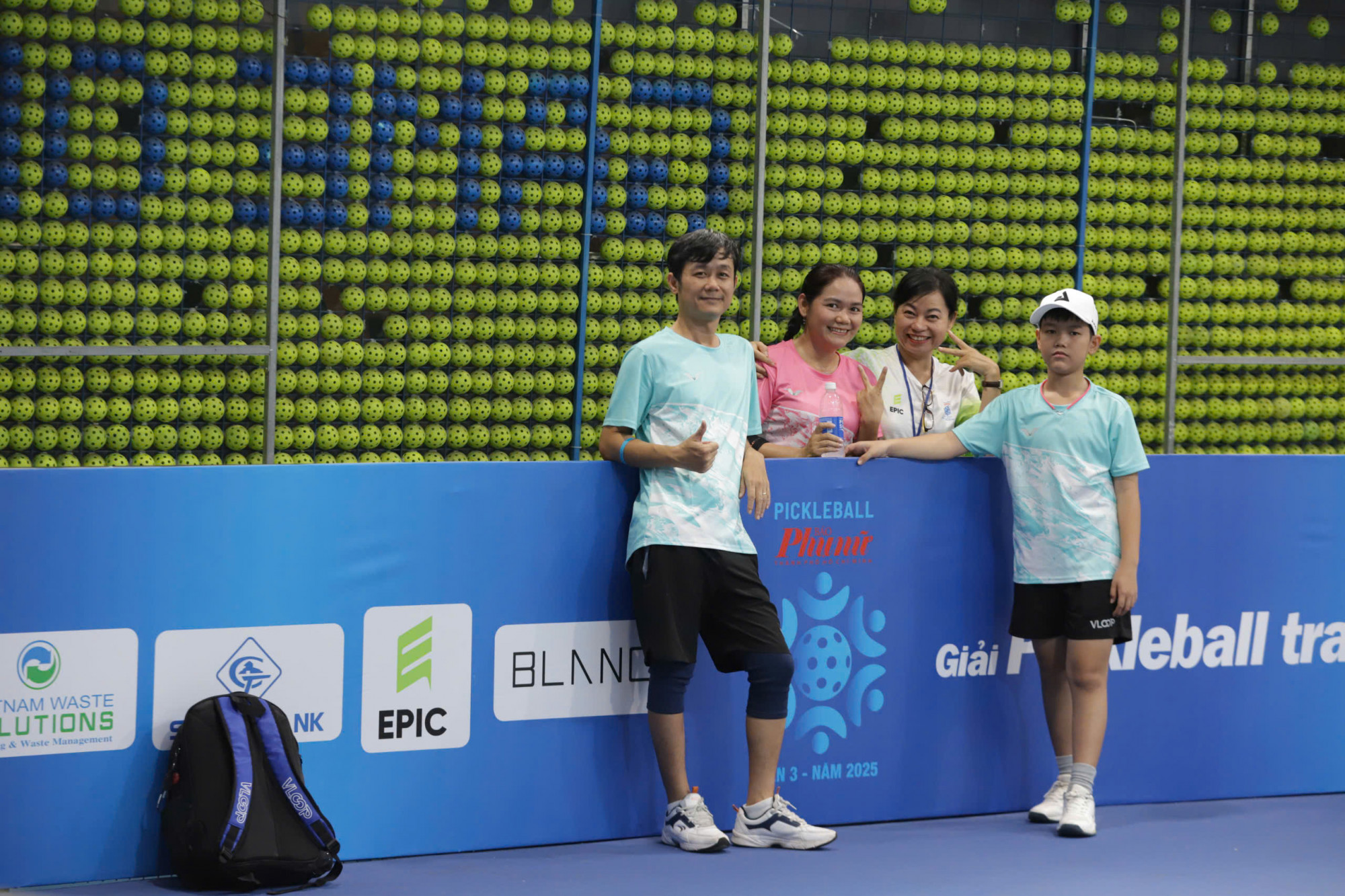 Gia đình anh Nguyễn Văn Quân (áo xanh) vui vẻ checkin trước khi vào trận đấu.