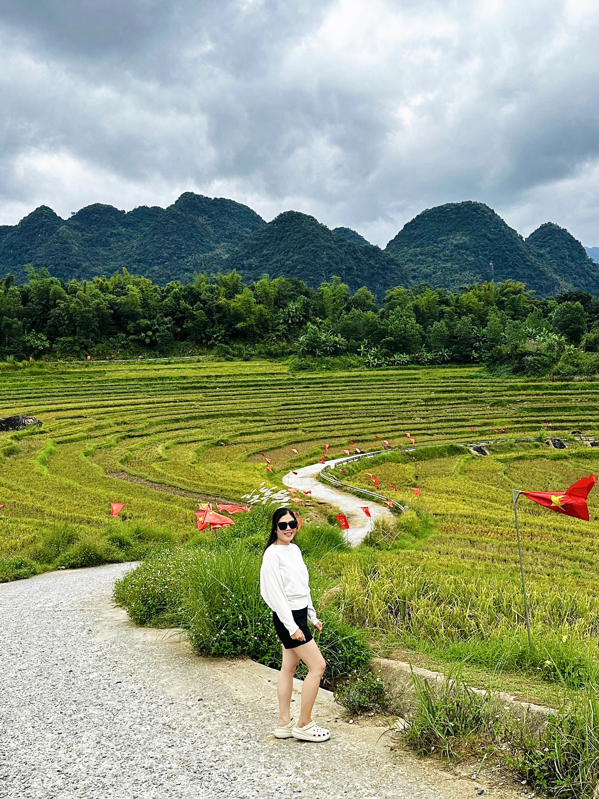 Con đường nhỏ len giữa thung lũng khiến cảnh quan vừa nên thơ vừa kỳ vĩ, và chỉ cần đứng ở bất cứ nơi nào, du khách cũng có thể chụp được một bức ảnh đẹp như bưu thiếp.