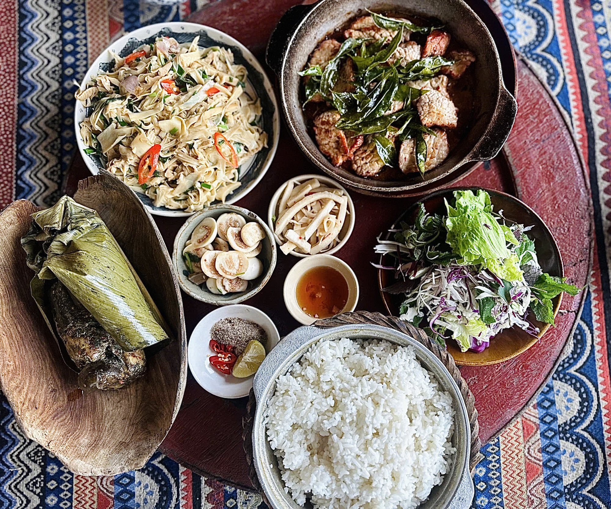  Thiên nhiên ưu ái Pù Luông không chỉ ở cảnh sắc mà còn ở nguồn thực phẩm bản địa. Tre nứa mọc dày khắp núi rừng, biến măng thành ''linh hồn của bữa ăn nơi đây với các món đặc trưng như măng xào, măng hấp, măng chua… Mỗi món đều mang hương vị mộc mạc của núi rừng nhưng lại gần gũi đến khó quên. 