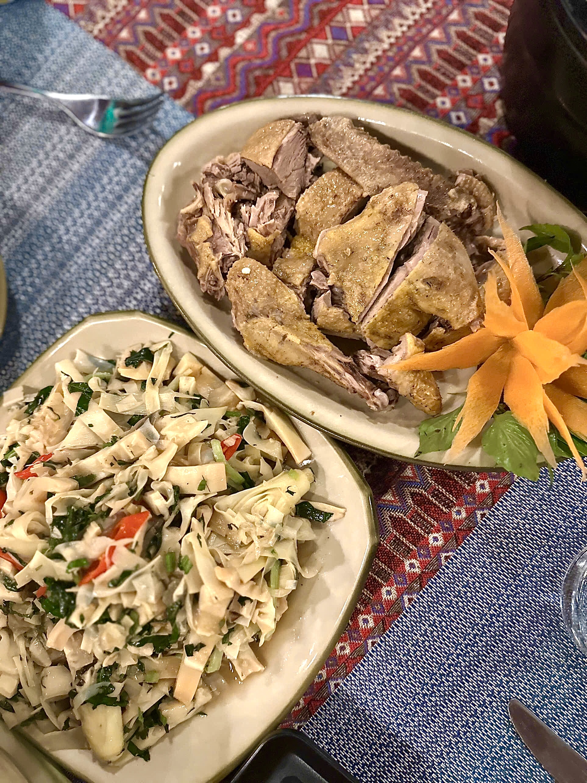 Bên cạnh đó là những đặc sản nổi tiếng như vịt Cổ Lũng thịt chắc ngọt, gà đồi và heo chăn thả được nuôi tự nhiên, khi kết hợp cùng măng rừng tạo nên bản hòa âm ẩm thực đặc trưng không nơi nào có.