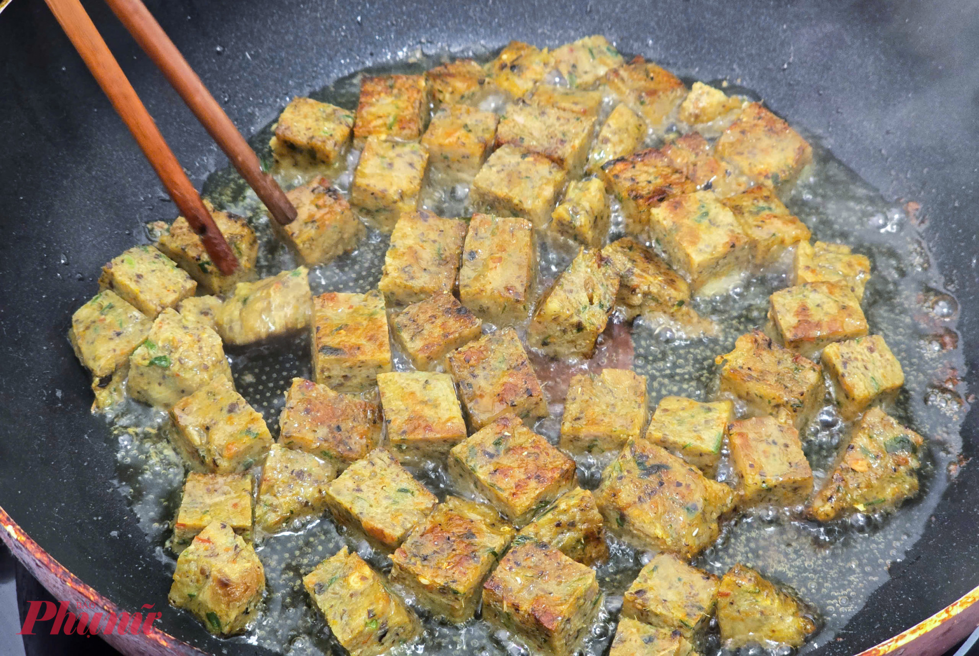 Chả dam có thể chiên hoặc nướng lại cho nóng trước khi ăn tùy theo nhu cầu của khách hàng