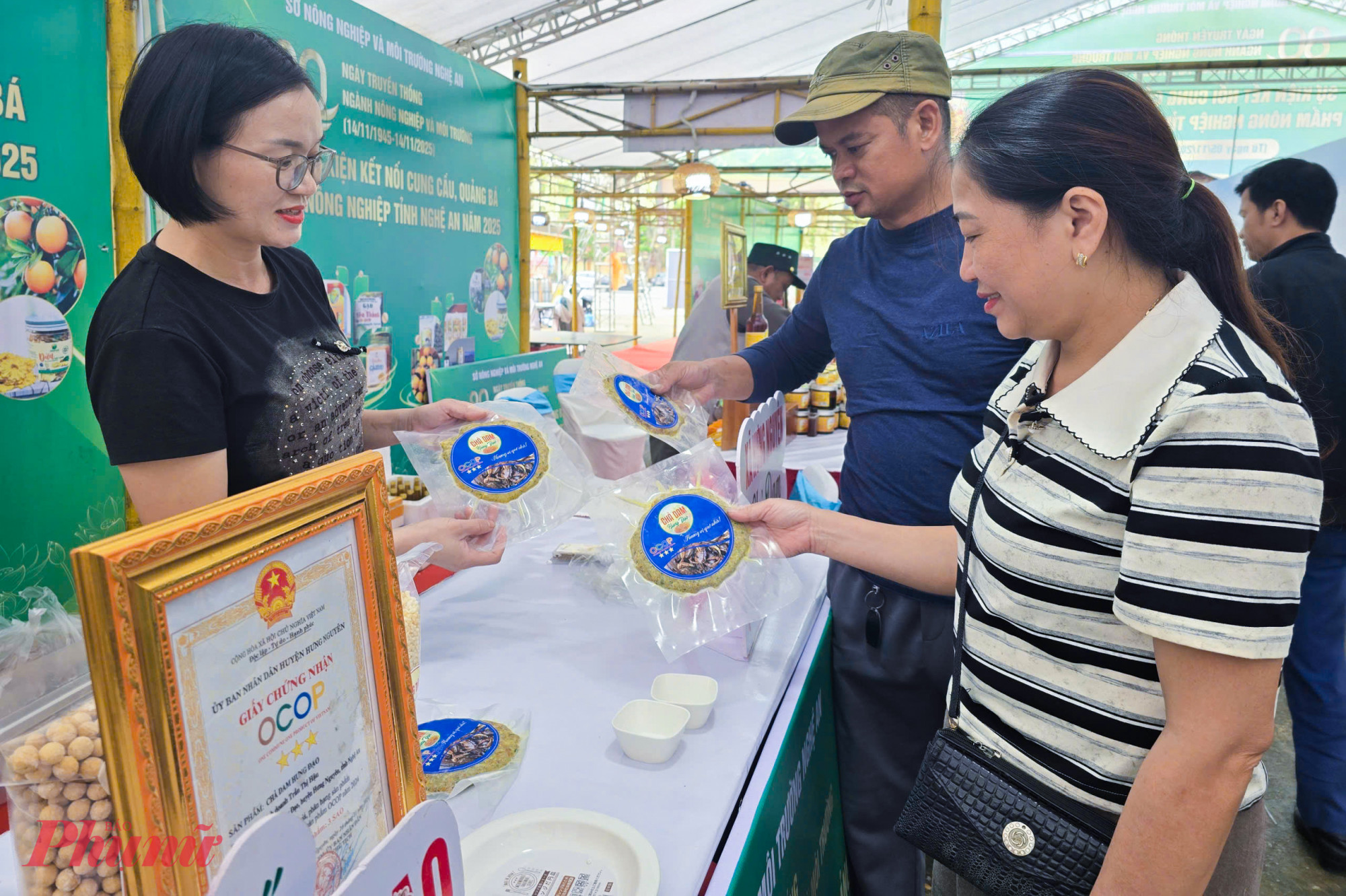 Chị Hậu giới thiệu chả dam cho khách hàng tại Hội chợ Kết nối cung cầu sản phẩm nông nghiệp tỉnh Nghệ An năm 2025