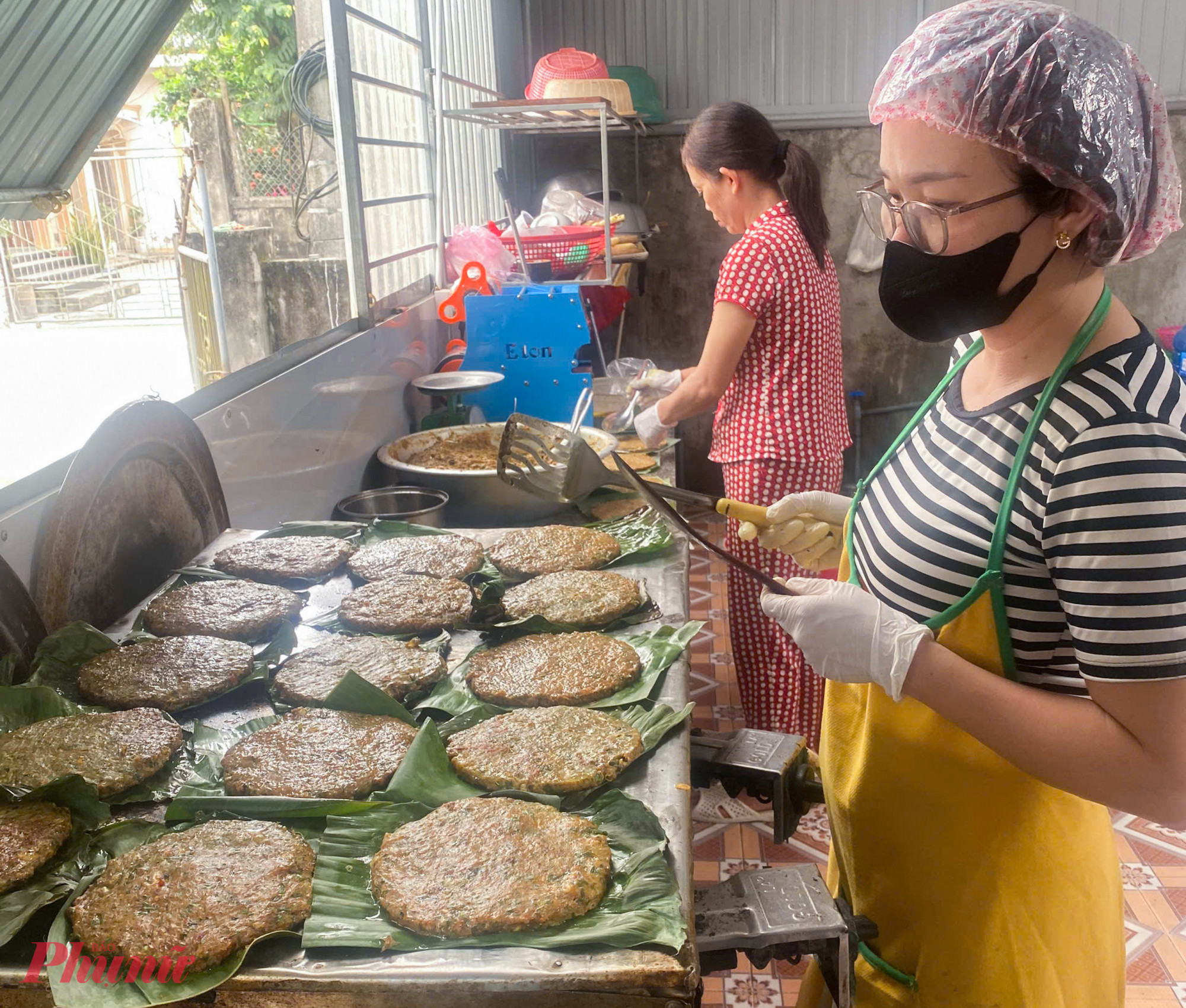 Những miếng chả dam được nướng trên lá chuối để giữ trọn vị béo ngậy, thơm nồng - Ảnh: Nguyễn Hậu