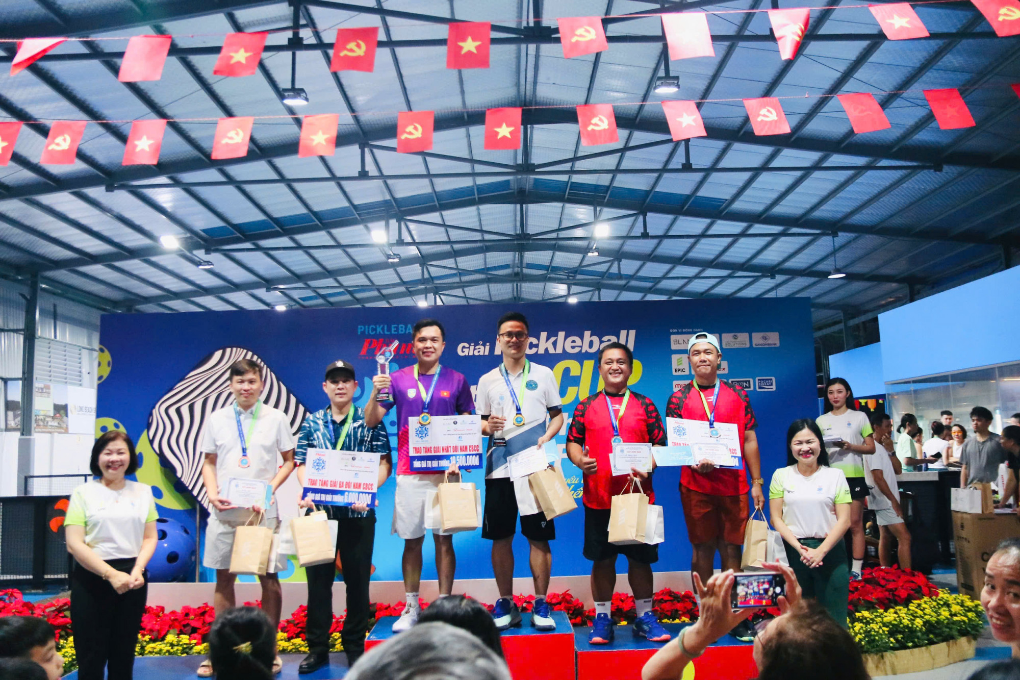 Giải Pickleball Báo Phụ nữ TPHCM 2025: Một ngày tranh tài sôi nổi, kịch tính và tràn đầy cảm xúc Các vận đông viên nam ở nội dung Đôi nam công chức