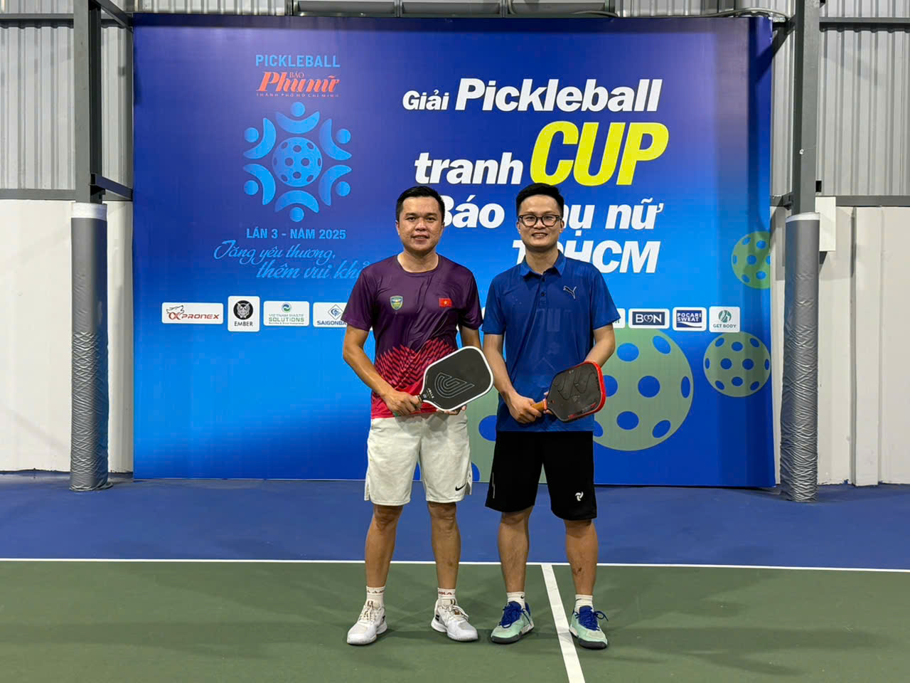 Giải Pickleball Báo Phụ nữ TPHCM 2025: Một ngày tranh tài sôi nổi, kịch tính và tràn đầy cảm xúc Cặp đôi Trương Thanh Phong và Phùng Xuân Hải đã vô địch nội dung Nam cán bộ công chức.