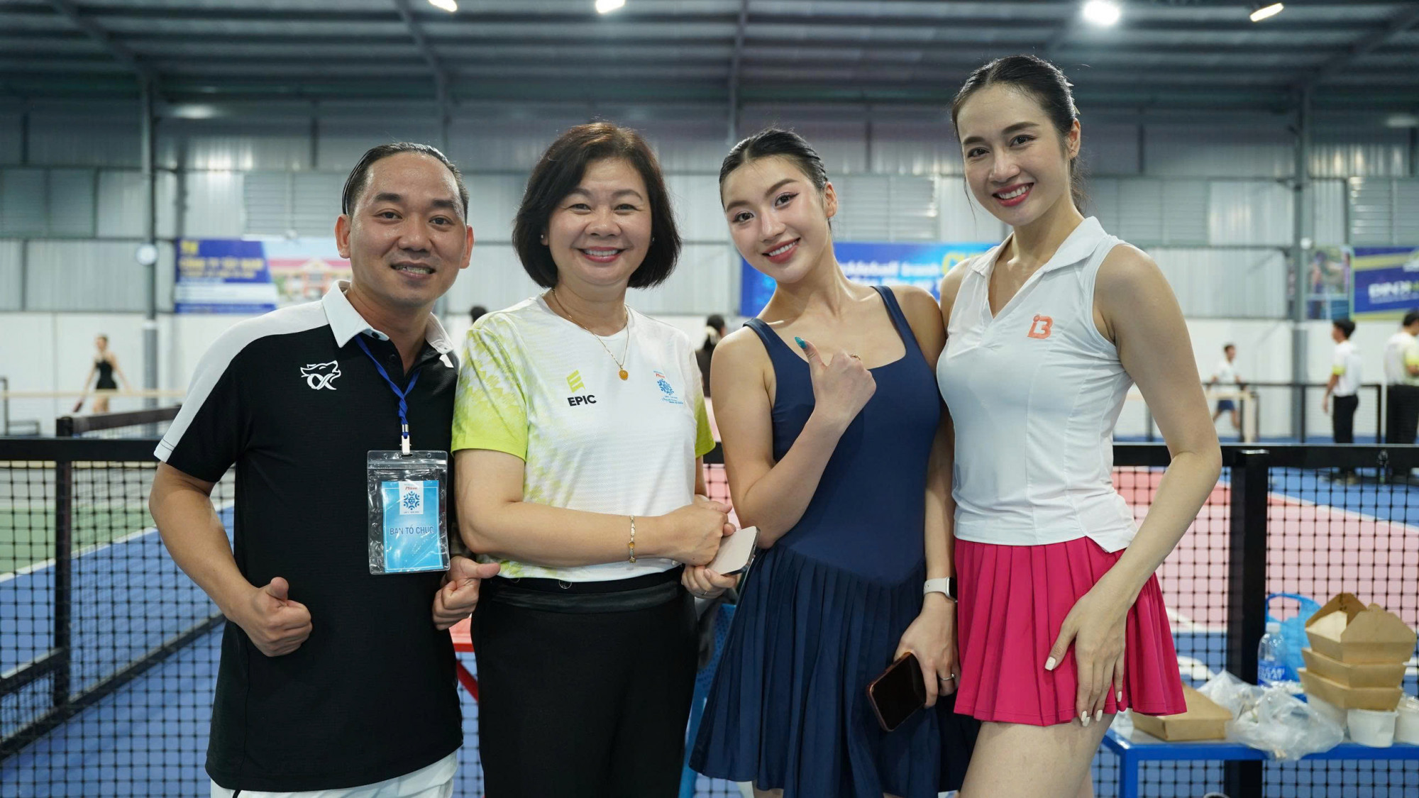 Giải Pickleball Báo Phụ nữ TPHCM 2025: Một ngày tranh tài sôi nổi, kịch tính và tràn đầy cảm xúc Bà Lý Việt Trung (thứ hai, từ trái qua) - Tổng biên tập Báo Phụ nữ TPHCM, Trưởng ban tổ chức giải - chúc mừng cặp đôi vô địch