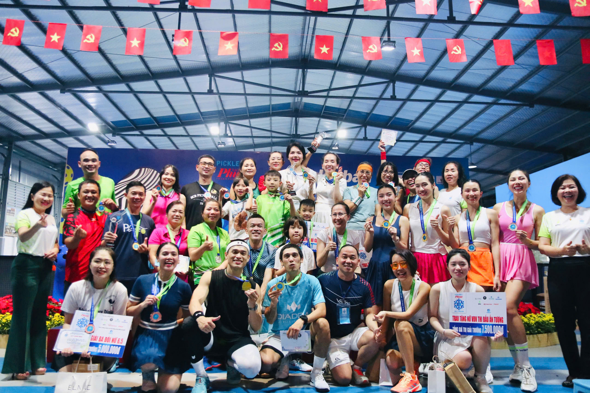 Giải Pickleball Báo Phụ nữ TPHCM 2025: Một ngày tranh tài sôi nổi, kịch tính và tràn đầy cảm xúc Các vận động viên đạt giải chụp hình cùng Ban tổ chức