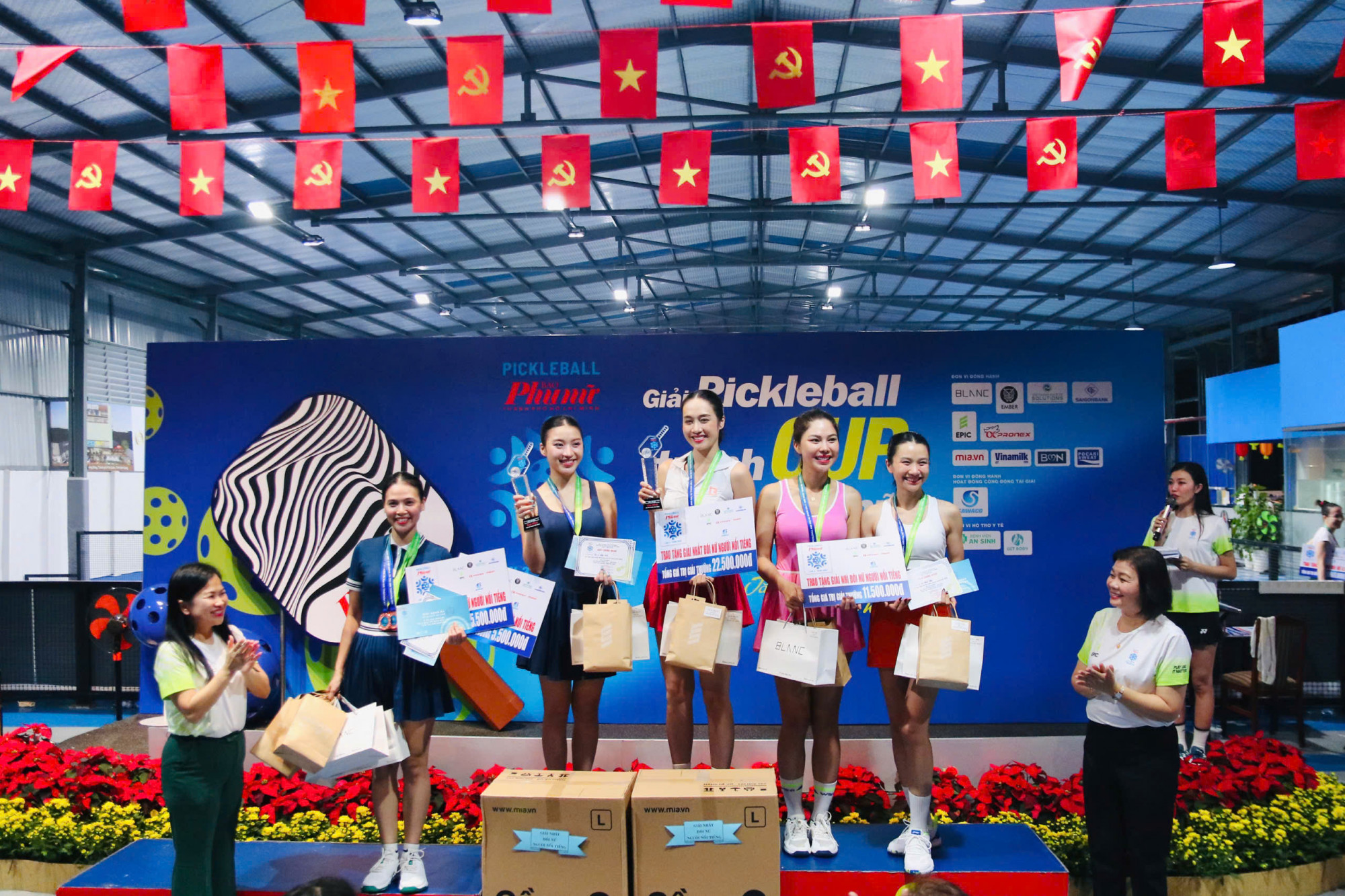 Giải Pickleball Báo Phụ nữ TPHCM 2025: Một ngày tranh tài sôi nổi, kịch tính và tràn đầy cảm xúc Ban tổ chức trao giải Nội dung