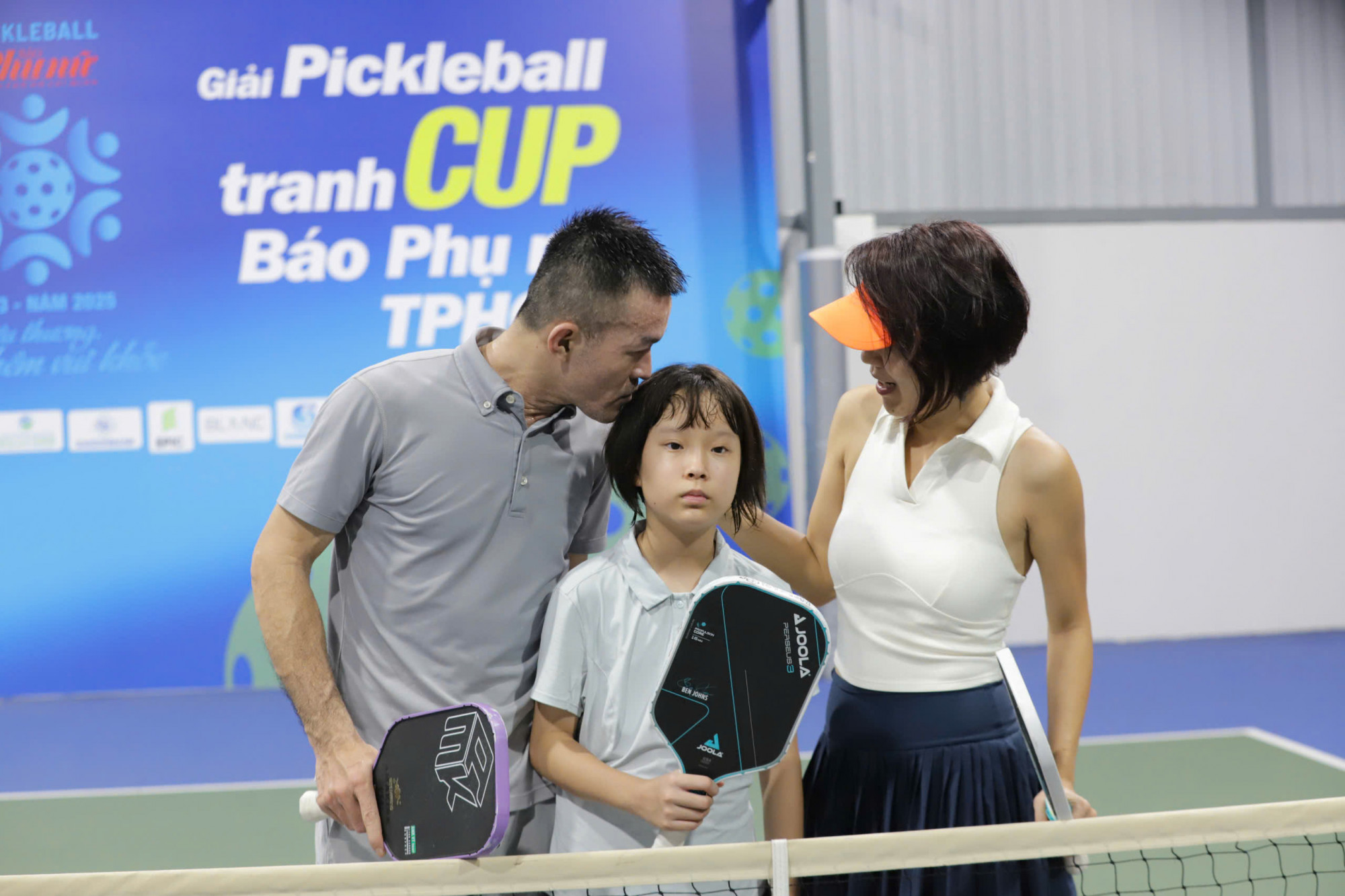 Giải Pickleball Báo Phụ nữ TPHCM 2025: Một ngày tranh tài sôi nổi, kịch tính và tràn đầy cảm xúc Chân dung nhà vô địch nội dung Đồng đội Gia đình: gia đình anh Võ Hoàng Tâm - chị Vũ Bích Dung - con gái Võ Vũ Hoàng Vy