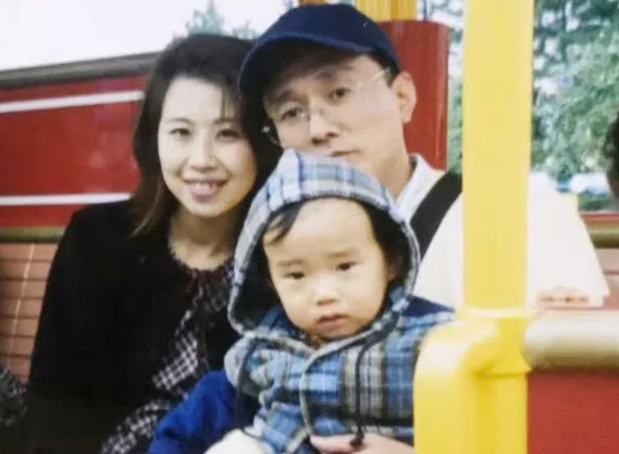 Gia đình hạnh phúc của ông Taraka trước khi tai họa ấp tới