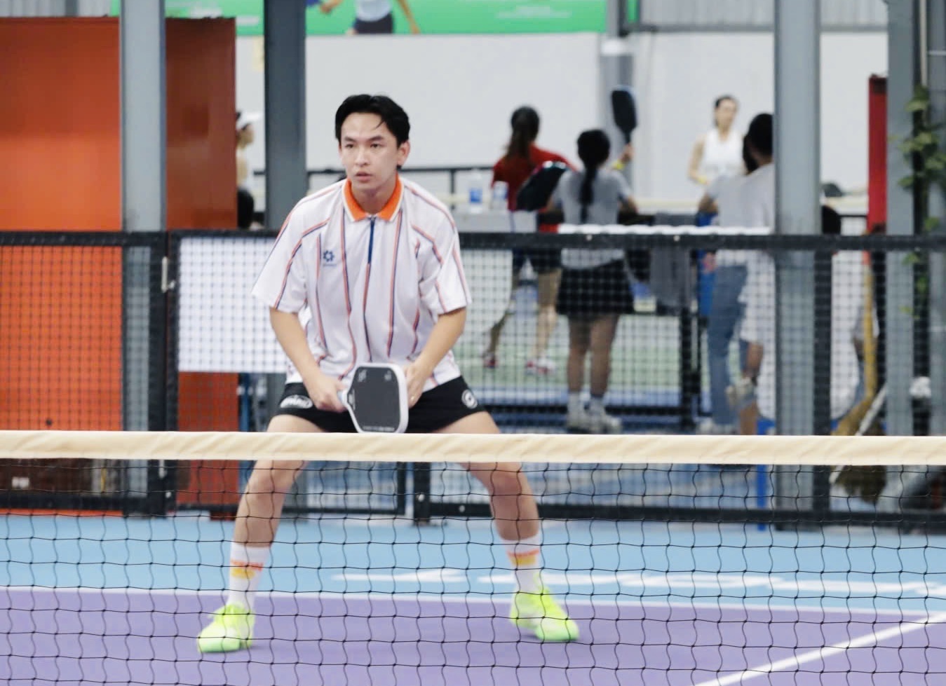 Diễn viên Huỳnh Quý trong trang phục năng động, tập dợt trước trận đấu chính thức - Ảnh: Phùng Huy