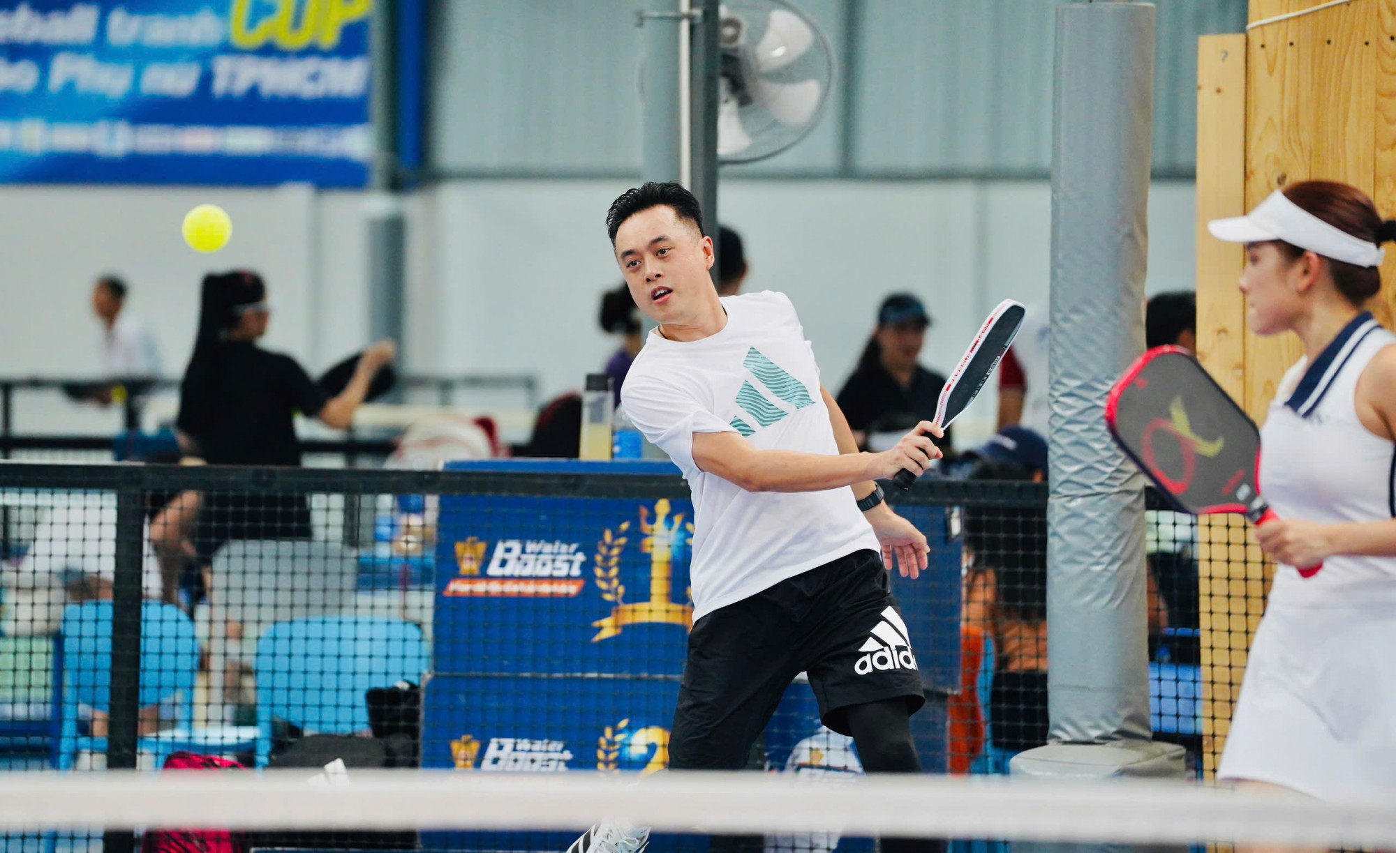 Nhạc sĩ Dương Khắc Linh tham gia 2 nội dung thi đấu: đôi vợ chồng trên 45 tuổi và đôi nam người nổi tiếng - Ảnh: Thành Lâm