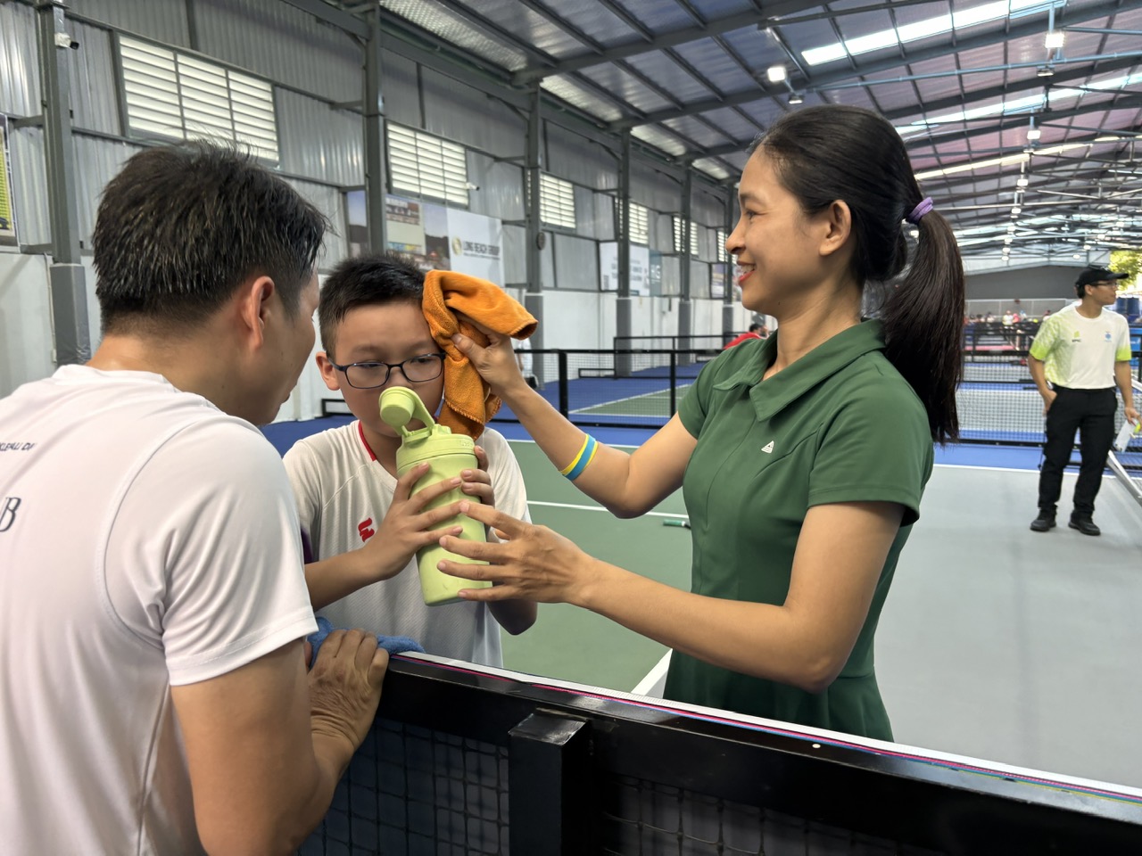 Cậu bé fariplay  Phạm Lê Vỹ bên ba mẹ 