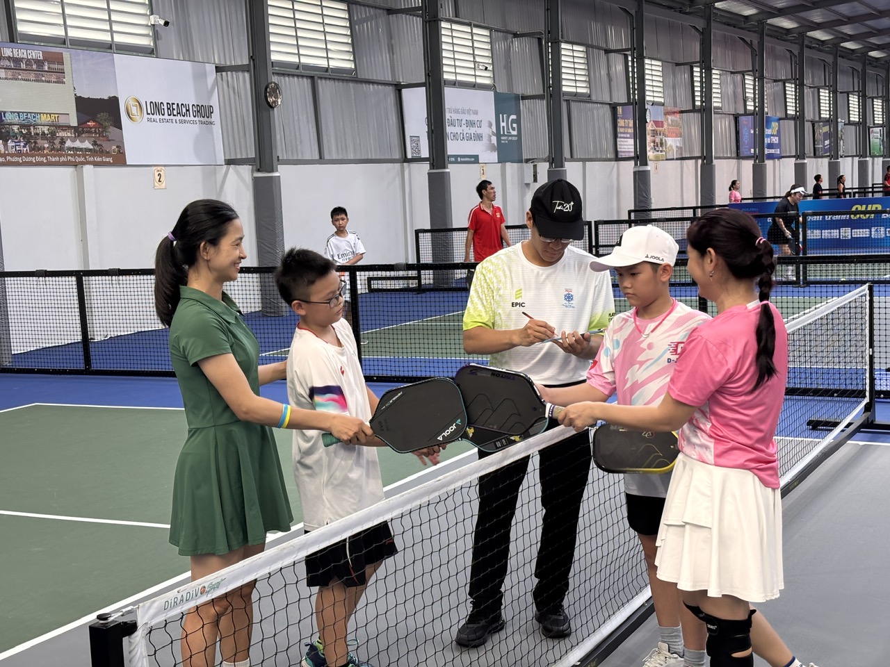 Các gia đình chuẩn bị chiến.