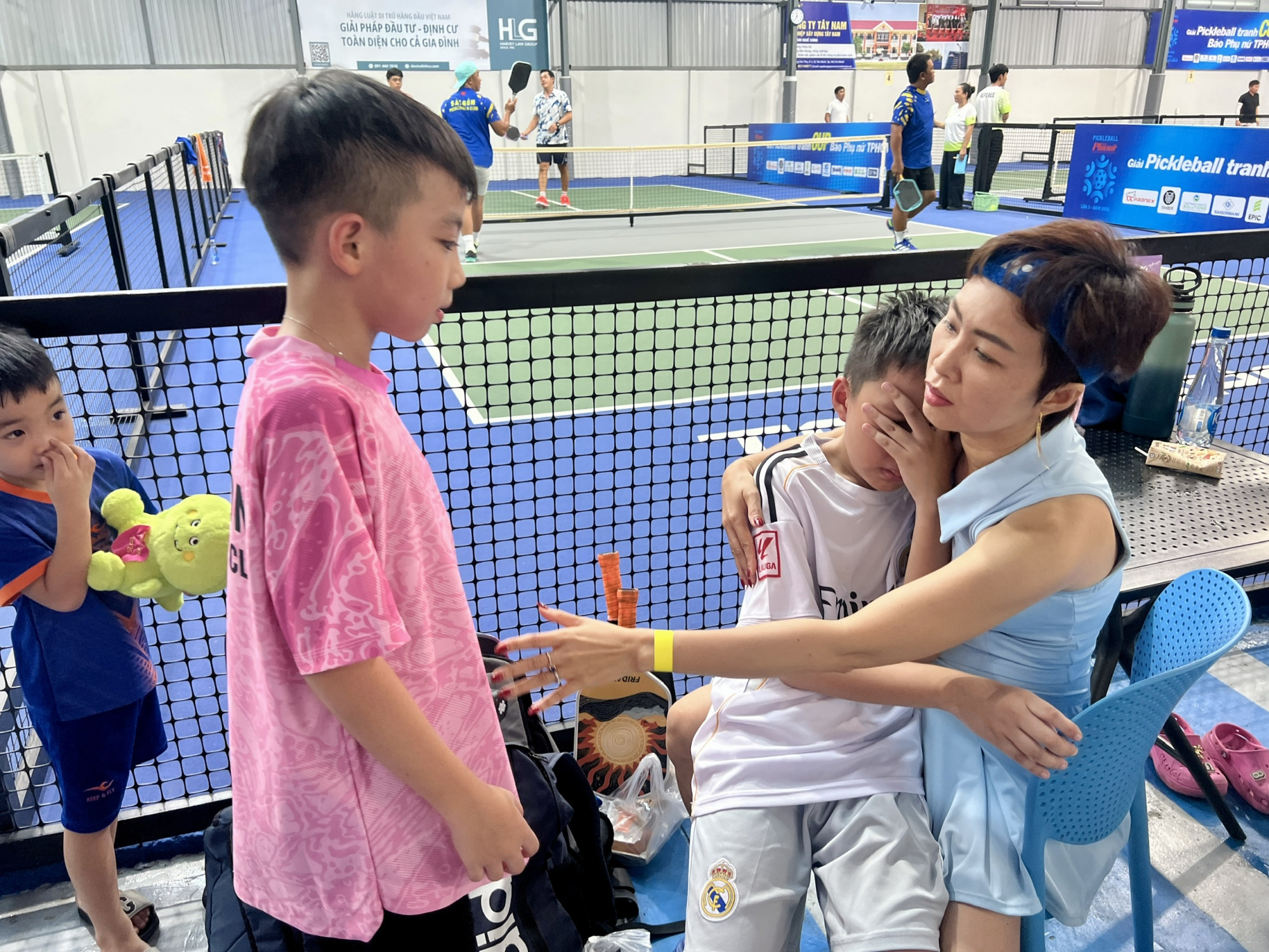 Các vận động viên nhí an ủi nhau sau trận đấu