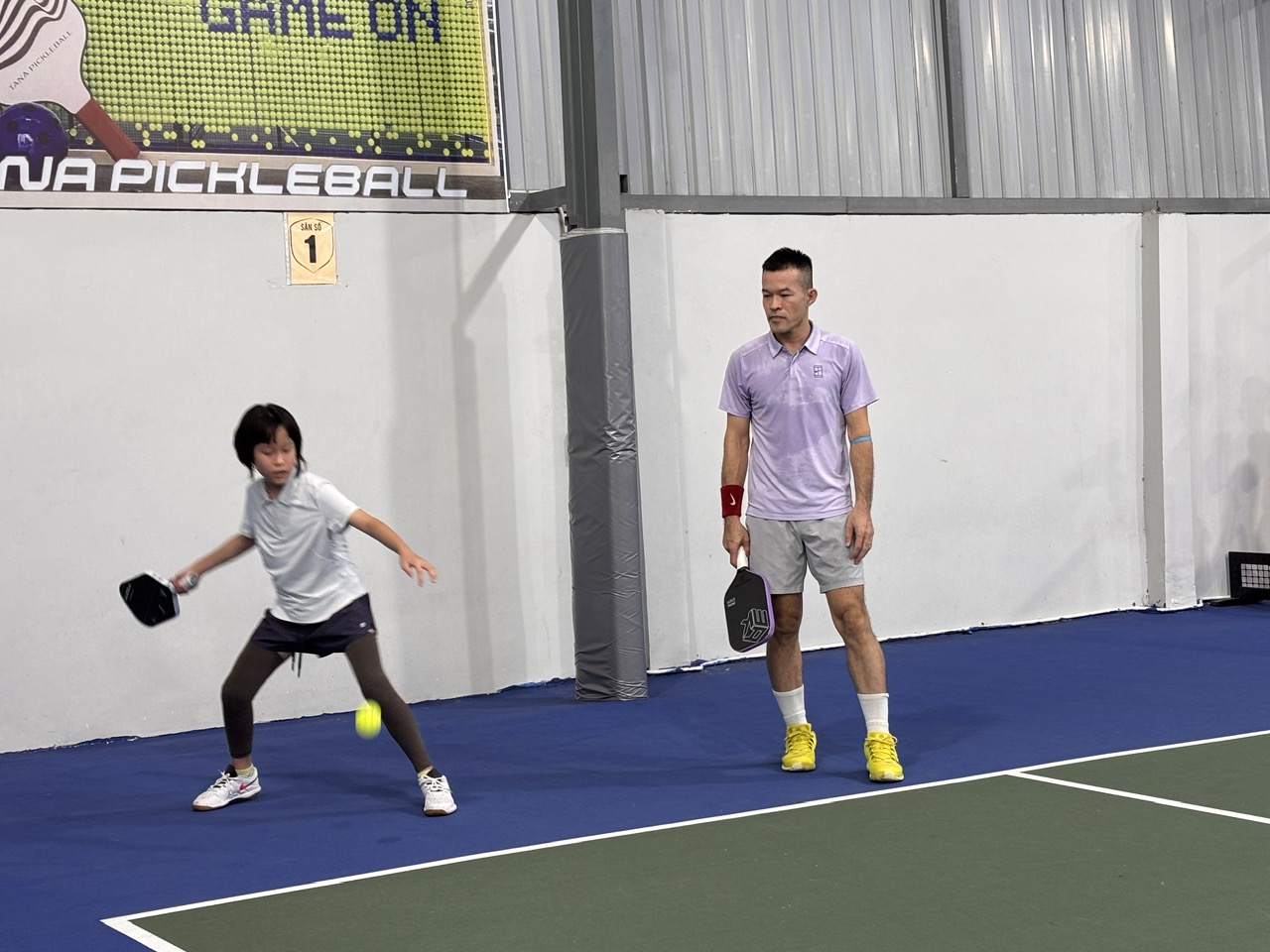 Trước đó bé Hoàng Vy cũng chủ động nhường quyền chọn sân và giao bóng trước cho đối thủ