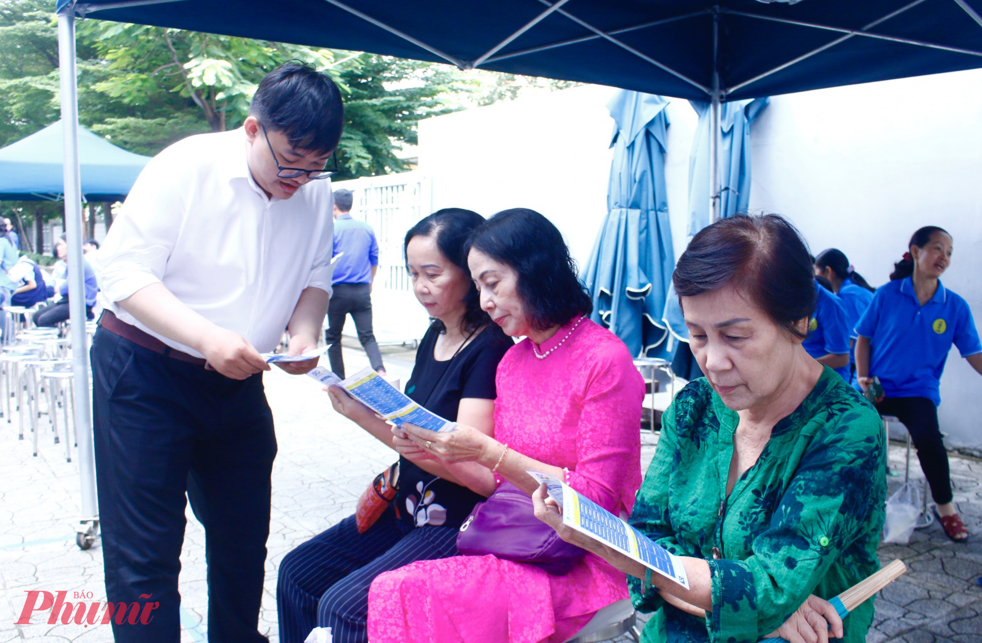 Bà Nguyễn Thị Thu Trang –  Trưởng khu phố 22, phường Diên Hồng ( thứ thứ hai từ trái sang) – chăm chú theo dõi từng nội dung tuyên truyền pháp luật liên quan đến an ninh trật tự, bạo lực học đường, bạo lực gia đình, cũng như các chính sách về bảo hiểm y tế, bảo hiểm xã hội. Bà Trang cho biết, tại địa phương có đông người Hoa sinh sống, nên việc tuyên truyền  các quy định pháp luật là vô cùng cần thiết. Vì vậy, bà tích cực tham gia để tiếp thu kiến thức, sau đó tuyên truyền, hướng dẫn lại cho người dân trong khu phố thực hiện đúng quy định. Bà đánh giá các hoạt động trong ngày hội đều thiết thực, bổ ích và góp phần nâng cao ý thức pháp luật trong cộng đồng.