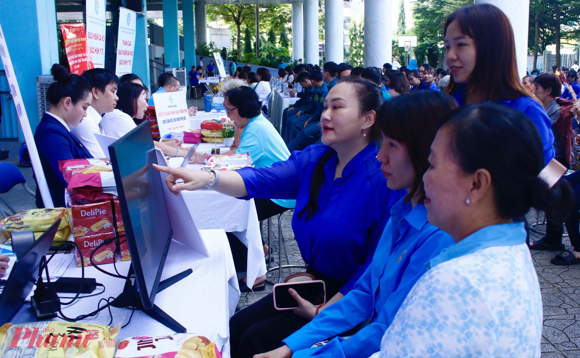 Gian hàng đố vui có thưởng “Pháp luật 4.0: Hỏi hay – Trả lời đúng” thu hút nhiều người dân tham gia