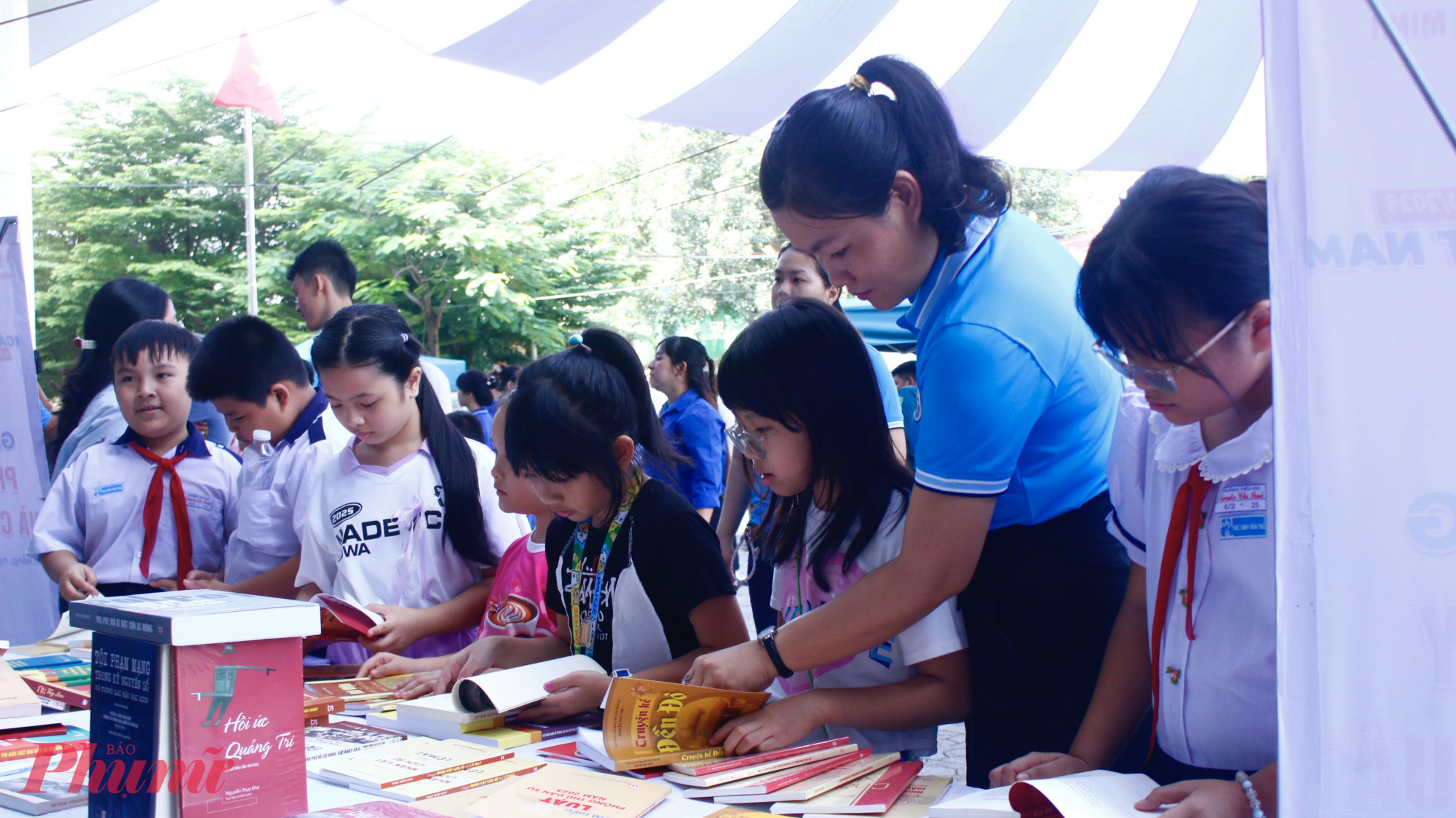 Các em thiếu nhi thích thú tham quan gian hàng triển lãm, trưng bày sách pháp luật 