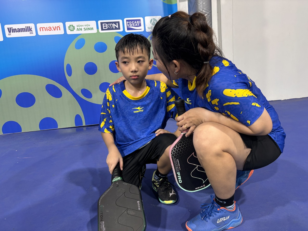 Hữu Tài khóc vì sợ trời mưa, được mẹ động viên vào đấu tiếp