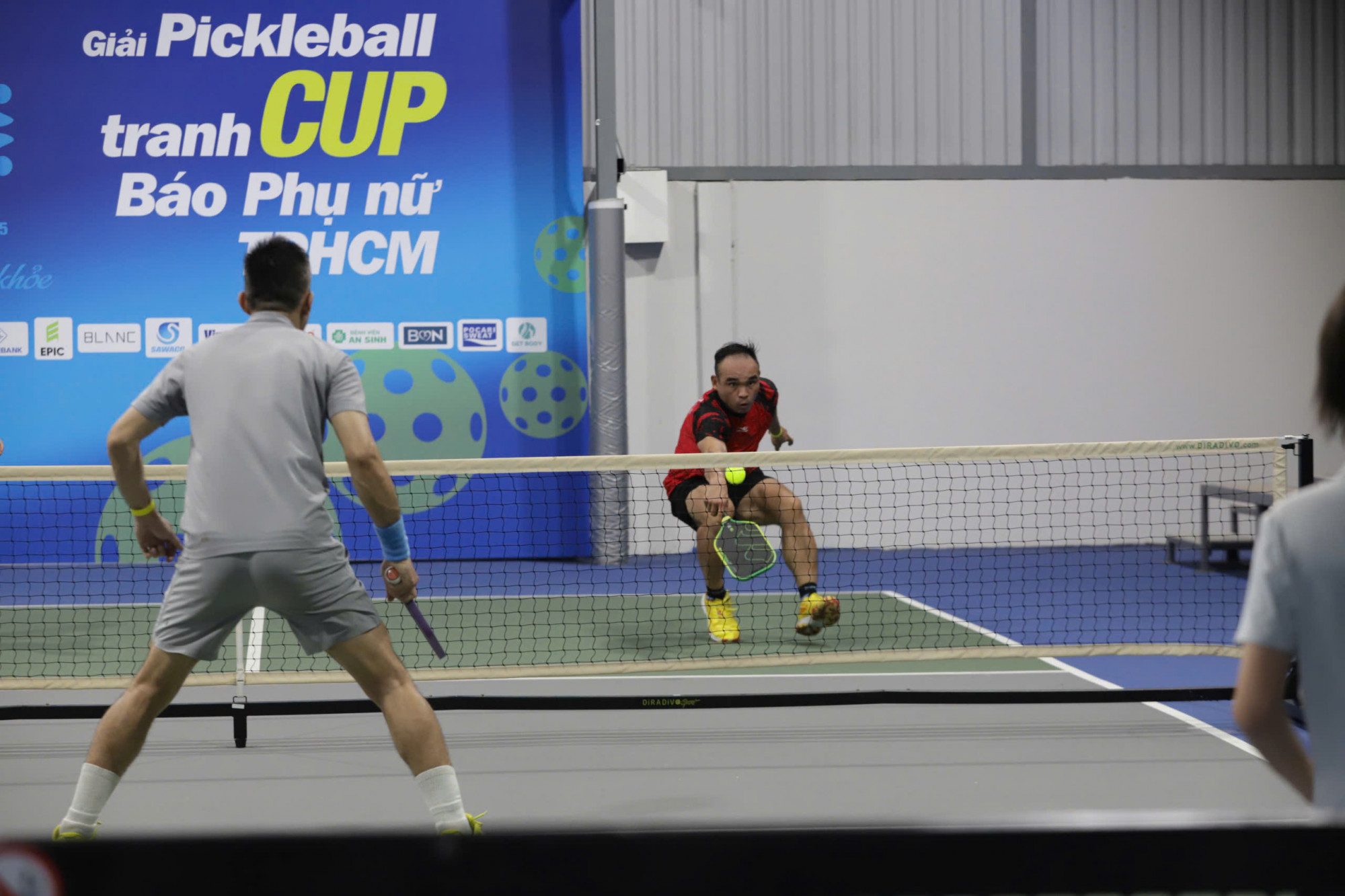 Hai ông bố thi đấu quyết liệt