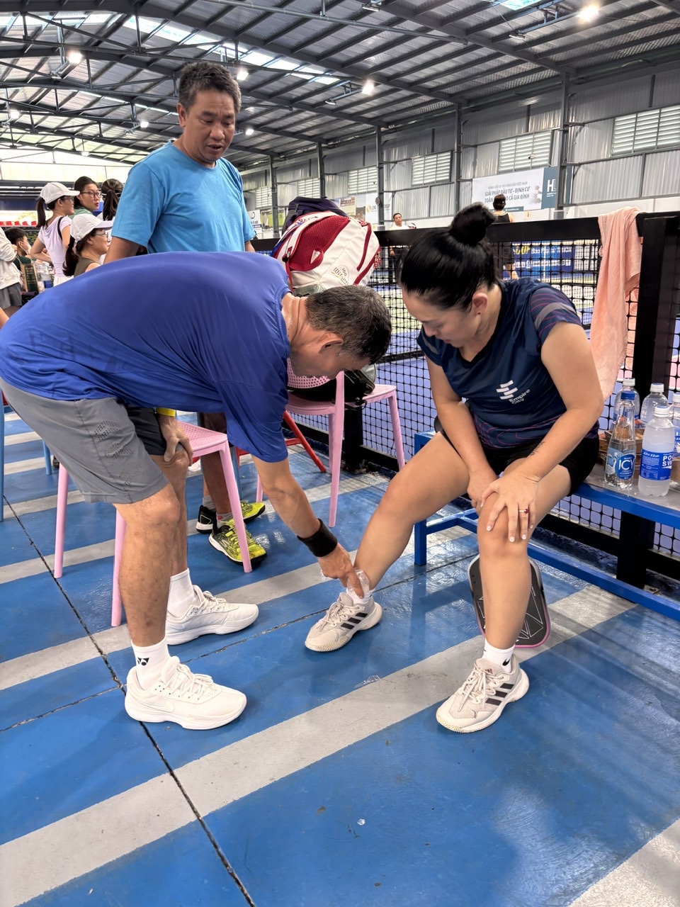 Nhưng ngay sau đó là tình cảm chăm sóc nhau.