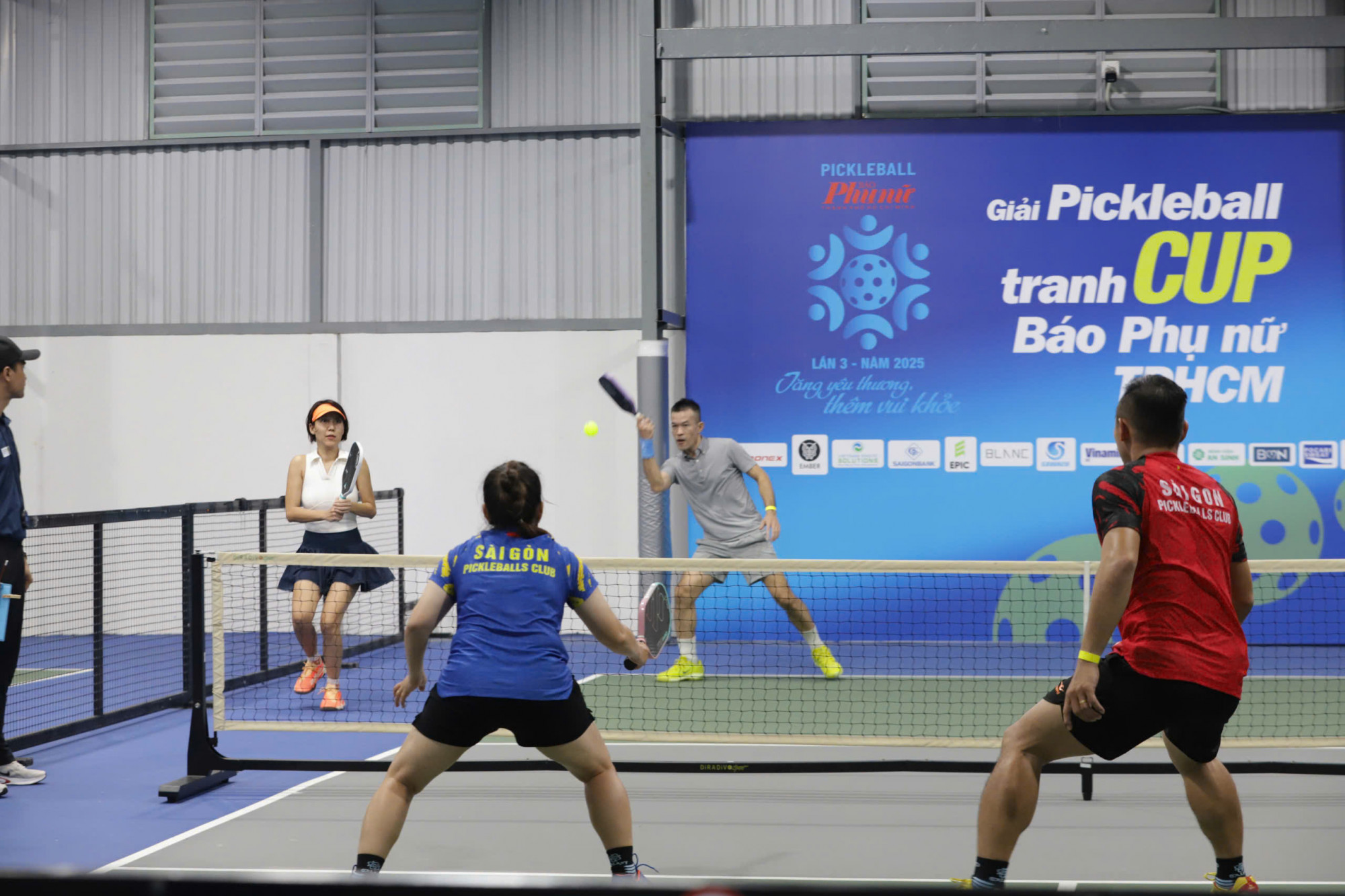 Hai bé chơi vô tư nhưng không kém phần quyết liệt