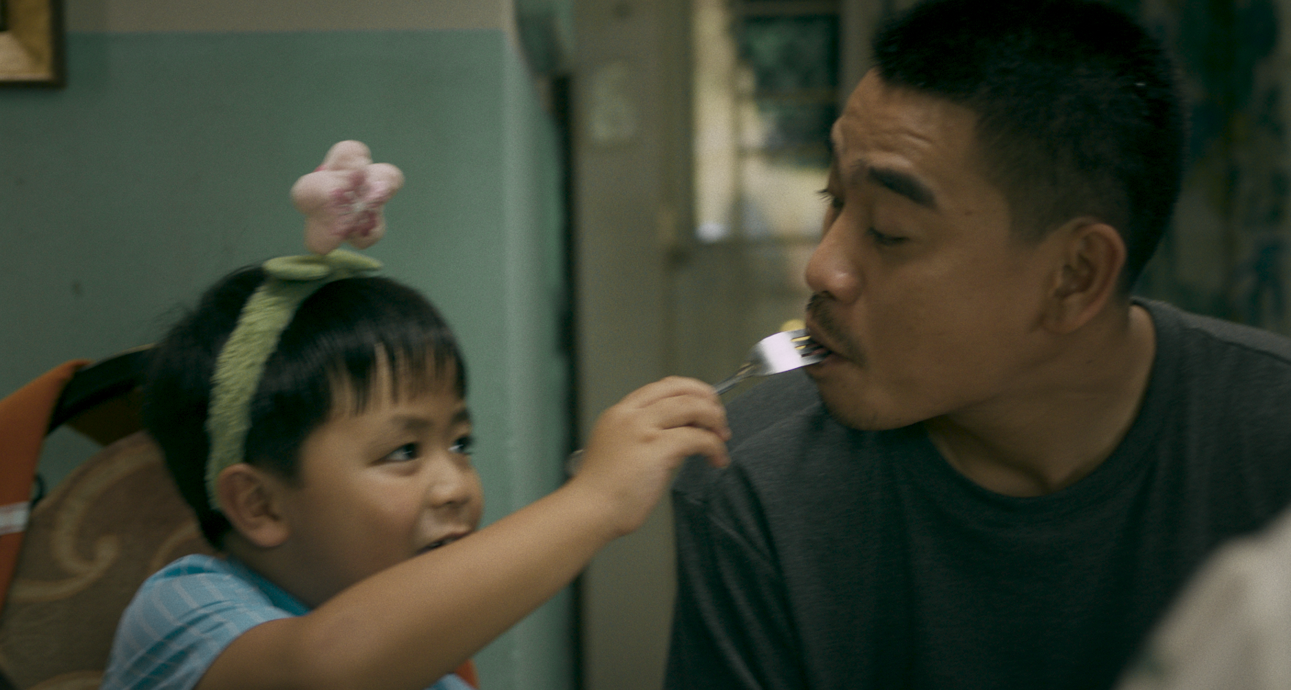 Đứa trẻ nào cũng xứng đáng được yêu thương, mà không cần đi kèm bất kì điều kiện gì đi nữa - Ảnh: Bột Creative Hub