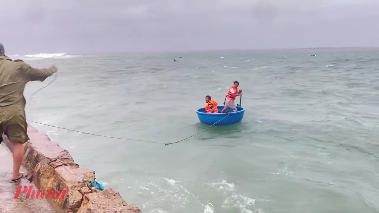 Thời điểm 2 người bơi thúng ra cứu ông Quang