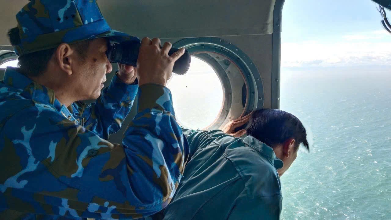 Trực thăng quân đội tìm kiếm các nạn nhân mất tich-Ảnh: Quân khu 5.