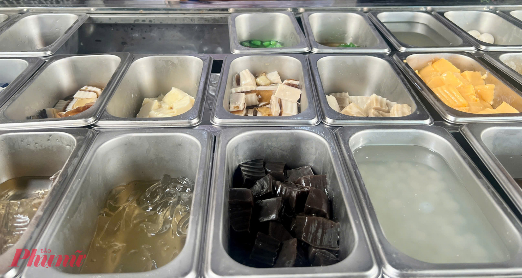 y xơ sài, không nhãn mác như ly nước mía. Trà sủi bọt thì ngọt, thạch ngọt không uống nổi ạ. Vị nó không có trà mà hoá học lắm.