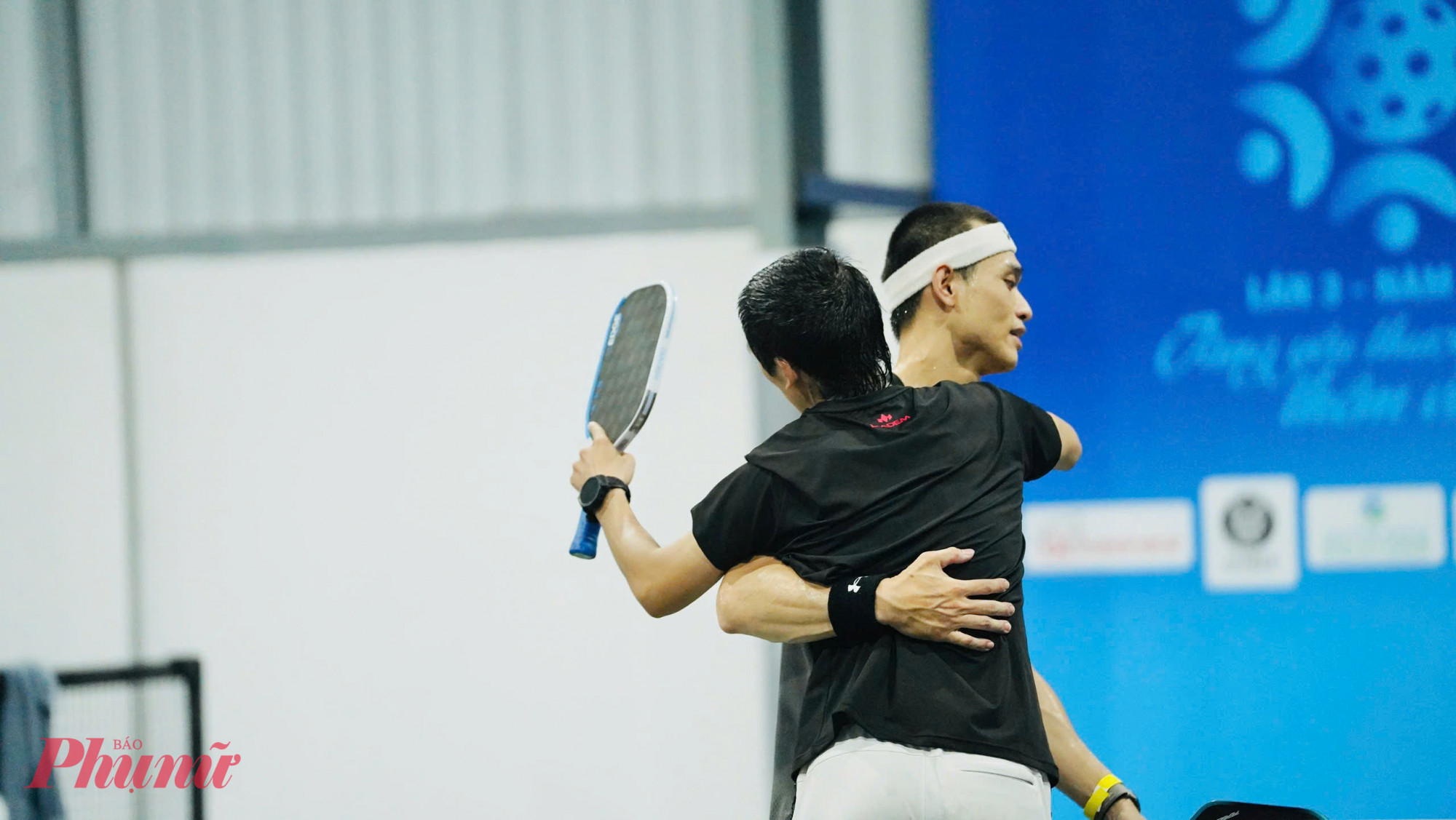 Hai vận động viên ở òa cảm xúc sau chiến thắng.