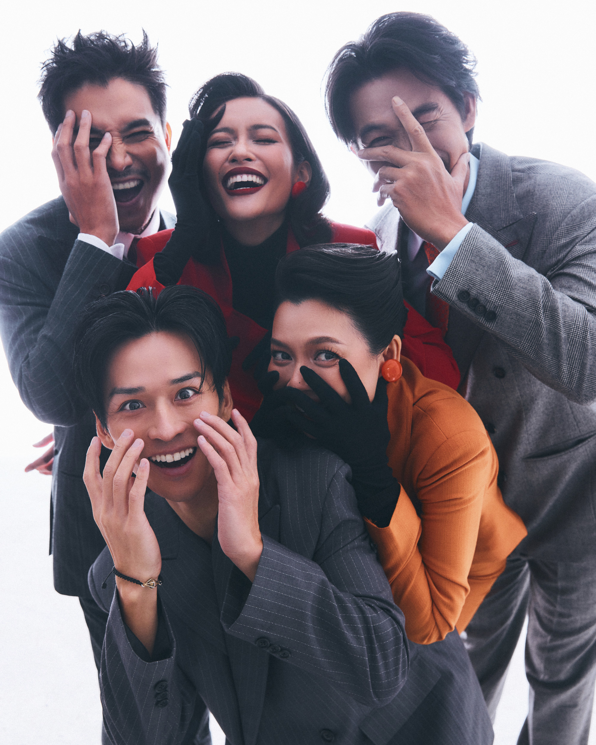 Sự đồng điệu trong bảng màu và cách phối trang phục cho thấy ê-kíp Trái tim què quặt đã đầu tư kỹ lưỡng về hình ảnh, mang tinh thần điện ảnh rõ nét và đồng nhất.