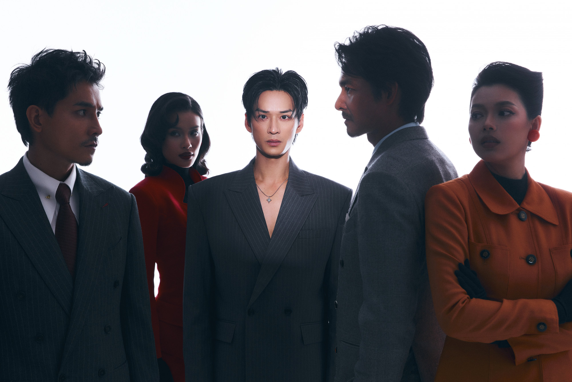 Trong loạt ảnh chụp chung cùng dàn diễn viên chính gồm Quách Ngọc Ngoan, Xuân Văn, Việt Hưng và Nhật Linh. Mỗi người đều thể hiện phong cách riêng, tạo nên bức tranh thời trang ấn tượng.