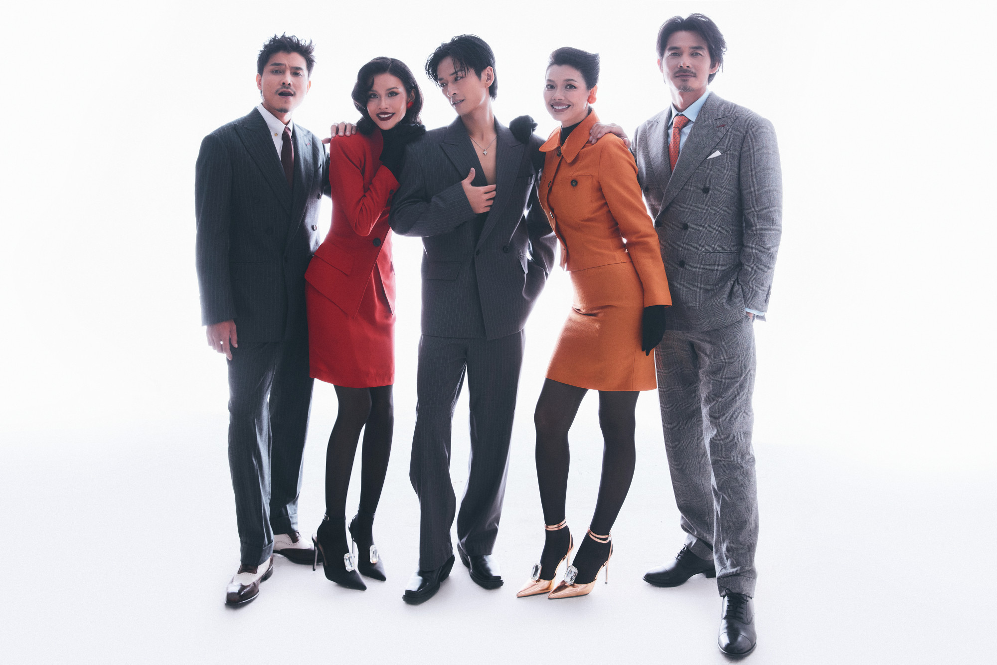 Nhật Linh chọn đầm đỏ cổ điển, thắt eo tôn dáng cùng boots và găng tay đen vừa gợi cảm vừa quyền lực. Còn Việt Hưng khoác vest kẻ sọc cổ điển, phối giày trắng-nâu, kiểu tóc dựng nhẹ tạo cảm giác trẻ trung, phóng khoáng.