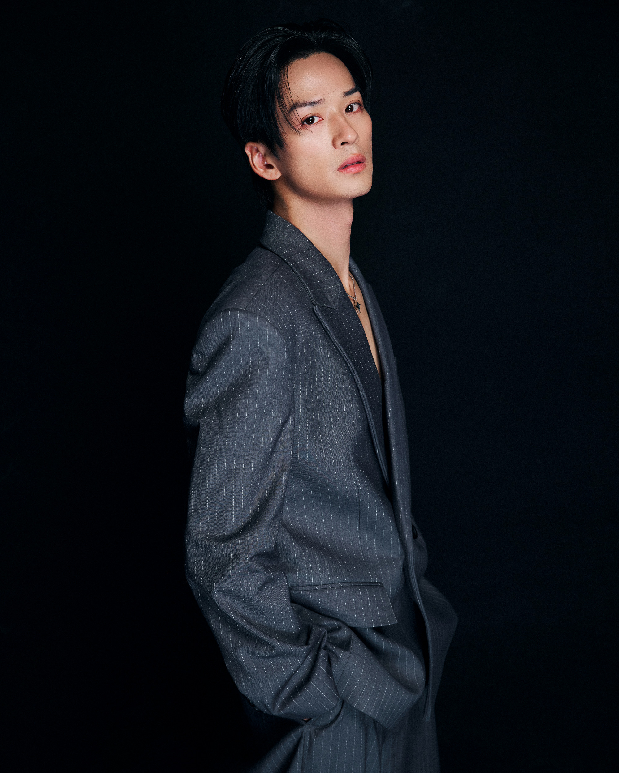  Từ hình ảnh chỉn chu trong buổi chụp đến vai diễn trong phim mới, Trần Nghĩa đang cho thấy sự đầu tư nghiêm túc. Không chỉ là diễn viên thực lực, anh luôn biết cách làm mới mình qua từng khung hình, vừa giữ chất nghệ thuật, vừa nắm bắt được tinh thần thời đại.