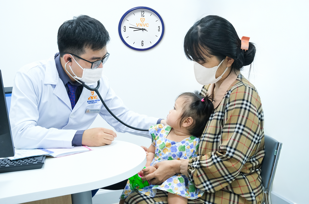 Trẻ được bác sĩ khám sàng lọc trước khi tiêm vắc xin tại Hệ thống Tiêm chủng VNVC - Ảnh: An Nhiên