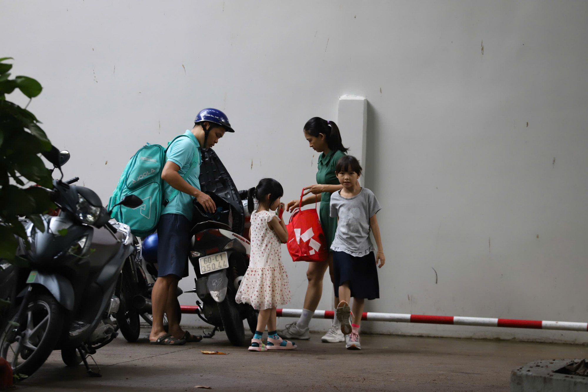 Từ sáng sớm, gia đình vận động viên đến sân để chuẩn bị thi đấu