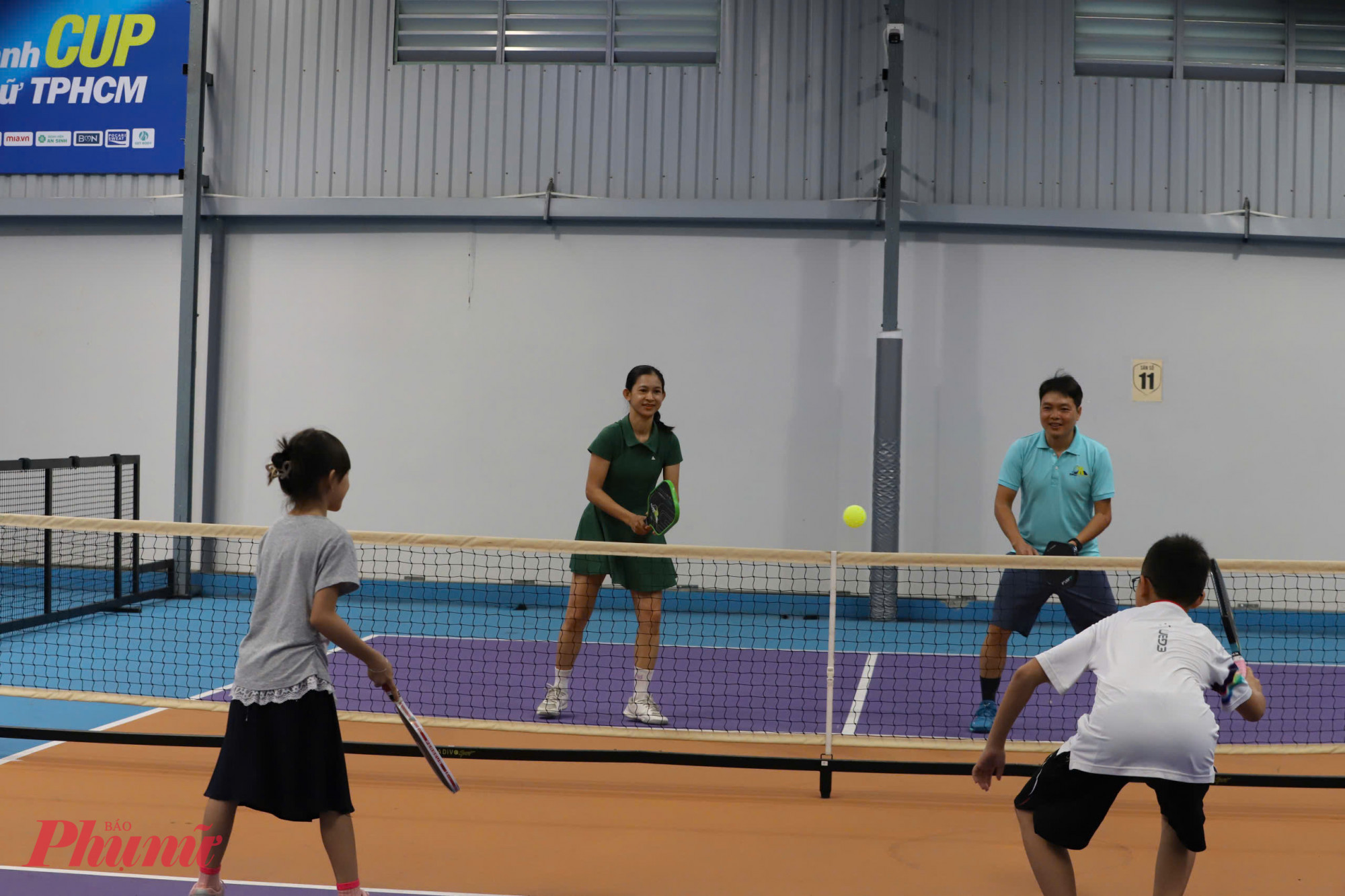 Vợ chồng chị Kim Tuyến tập luyện cùng 2 con 