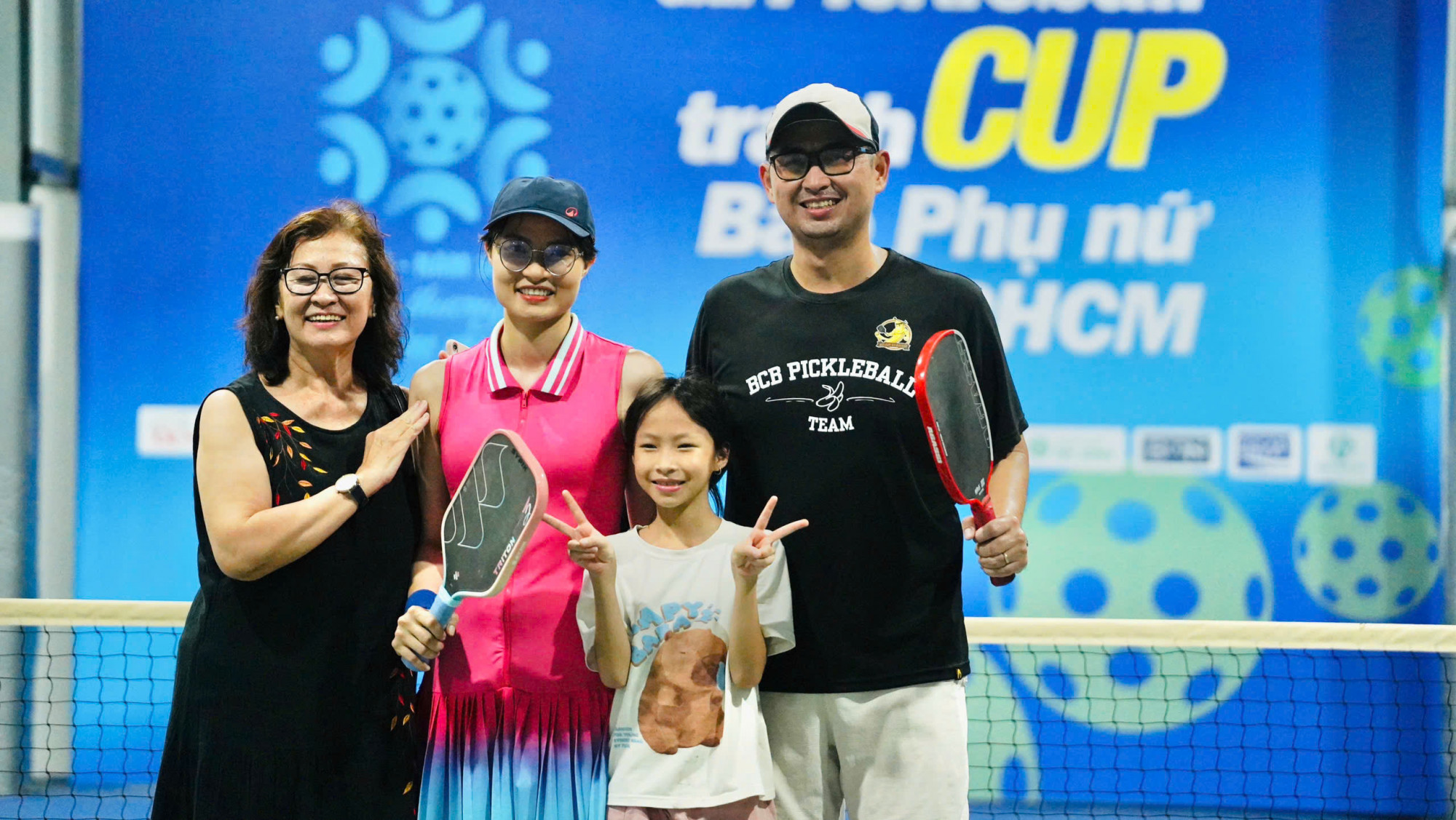 Mẹ và con gái chung vui với nhà vô điịch