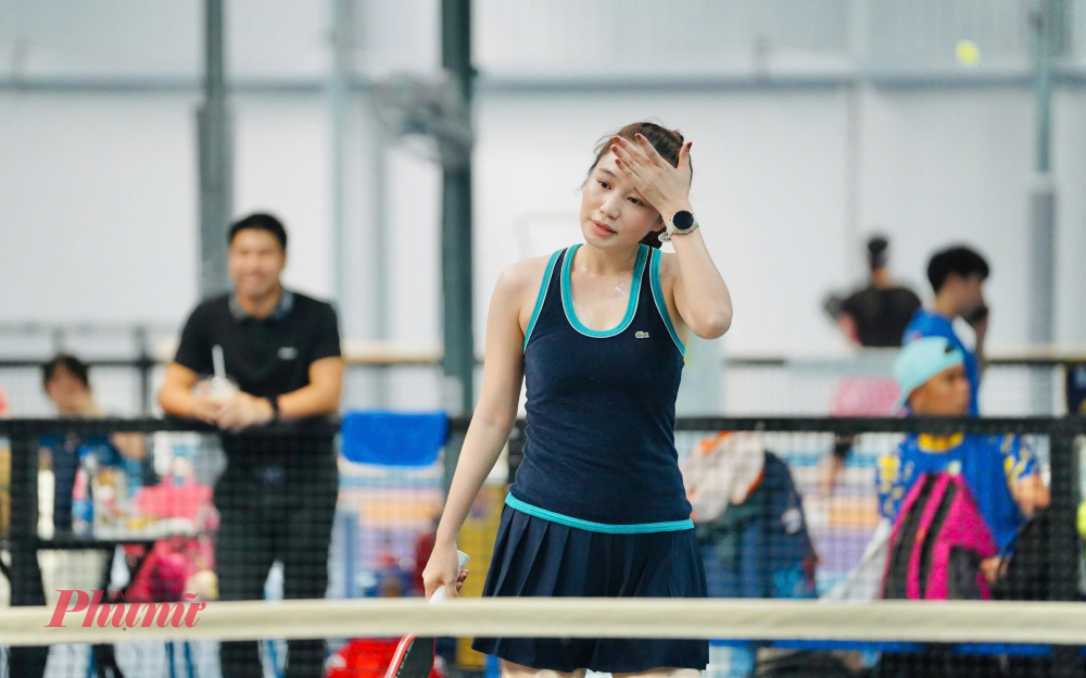 Vận động viên Nguyễn Nữ Phương Châu, thi đấu ở nội dung đôi nữ 4.5, có mặt từ rất sớm tại Giải Pickleball Báo Phụ Nữ TPHCM lần thứ 3 năm 2025. Chia sẻ về lý do gắn bó với bộ môn này, Phương Châu cho biết Pickleball là môn thể thao nhẹ nhàng, đặc biệt phù hợp với phụ nữ.  “Chơi Pickleball, chị em có thể thoải mái thể hiện cá tính, lựa chọn trang phục yêu thích và thậm chí trang điểm nhẹ khi lên sân – điều mà ít môn thể thao đối kháng nào cho phép,” Phương Châu chia sẻ.